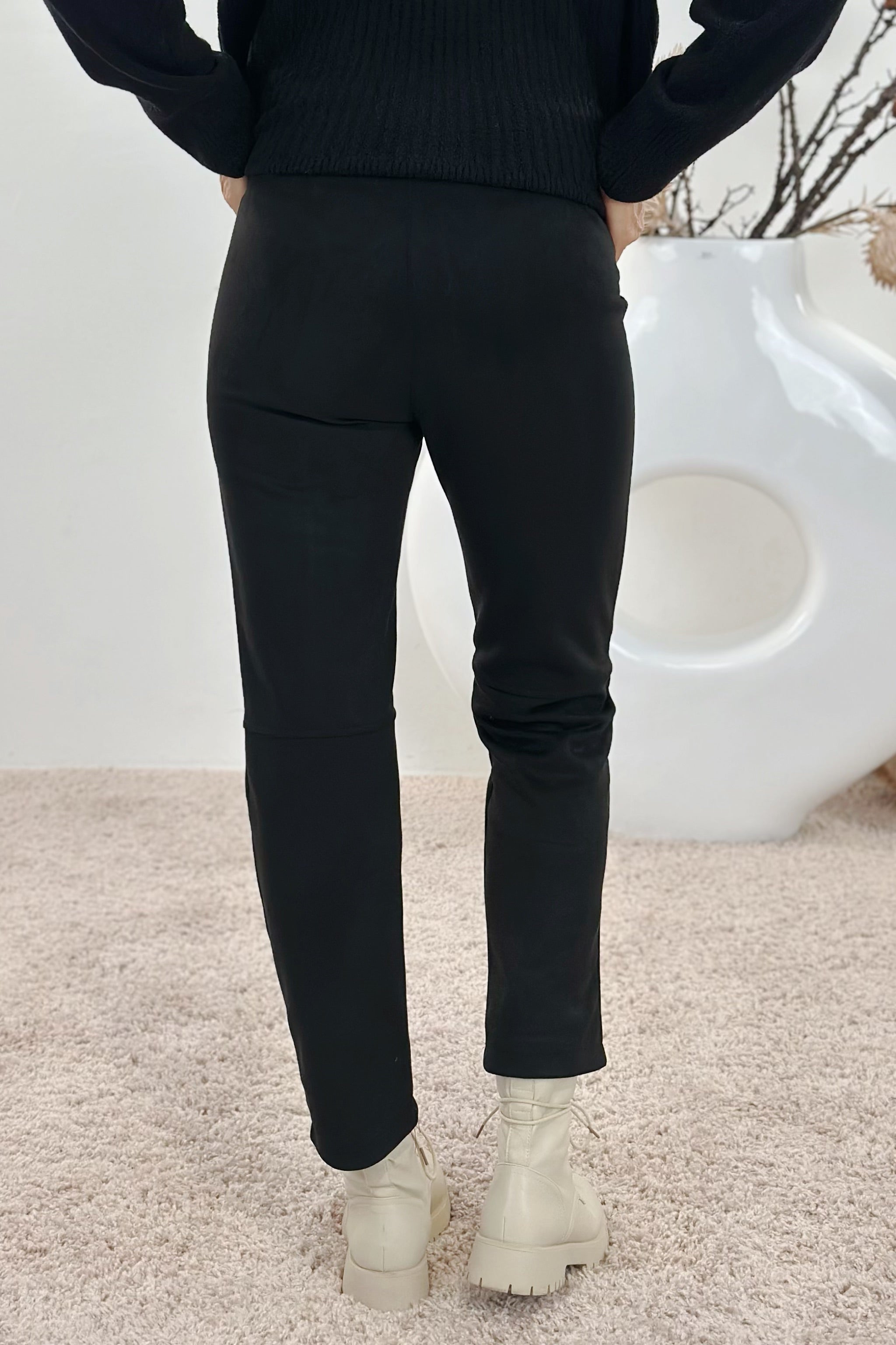 Highwaist Hose in Veloursleder-Optik, schwarz