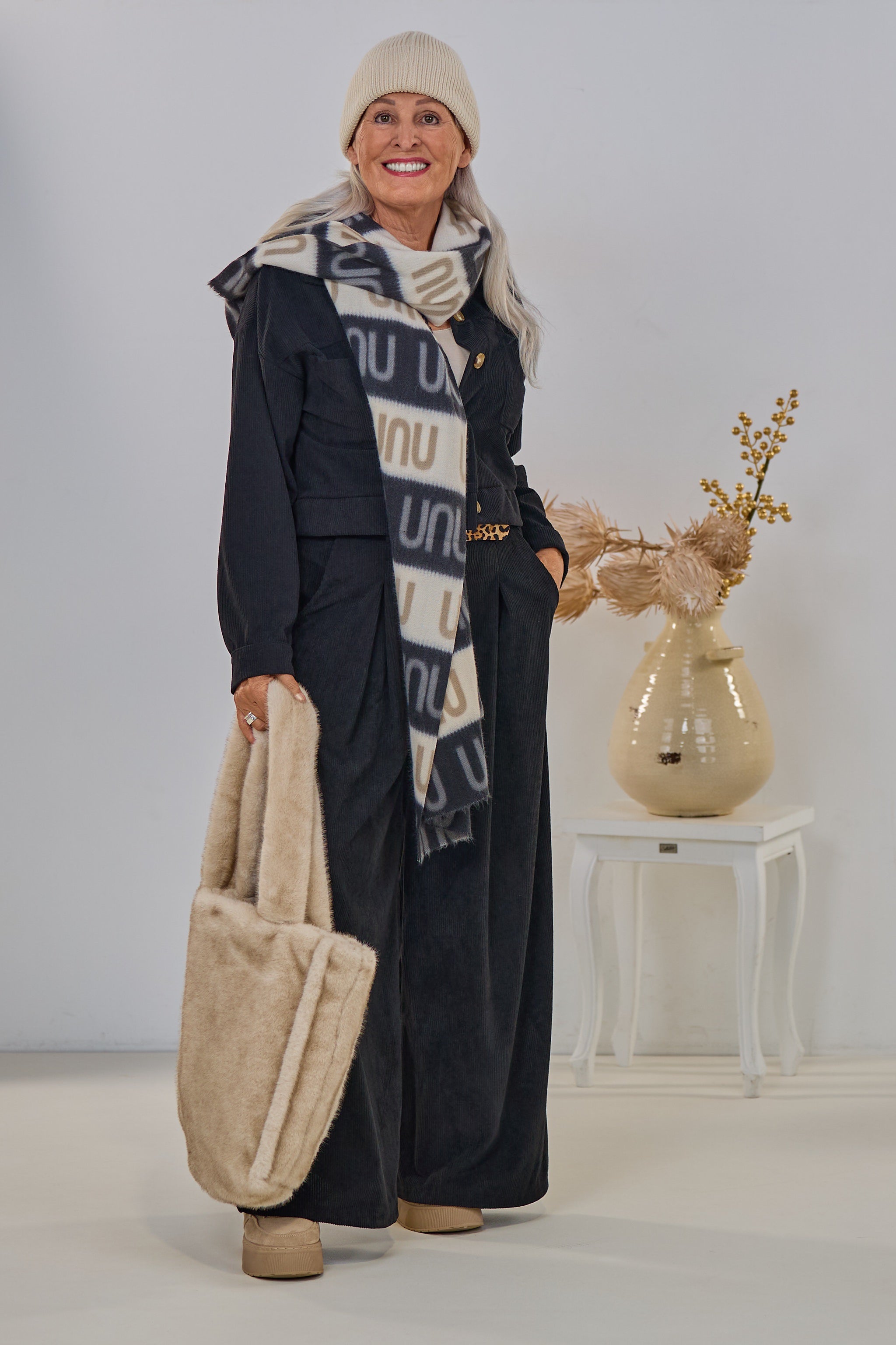 kurze Cord-Hemdjacke, schwarz