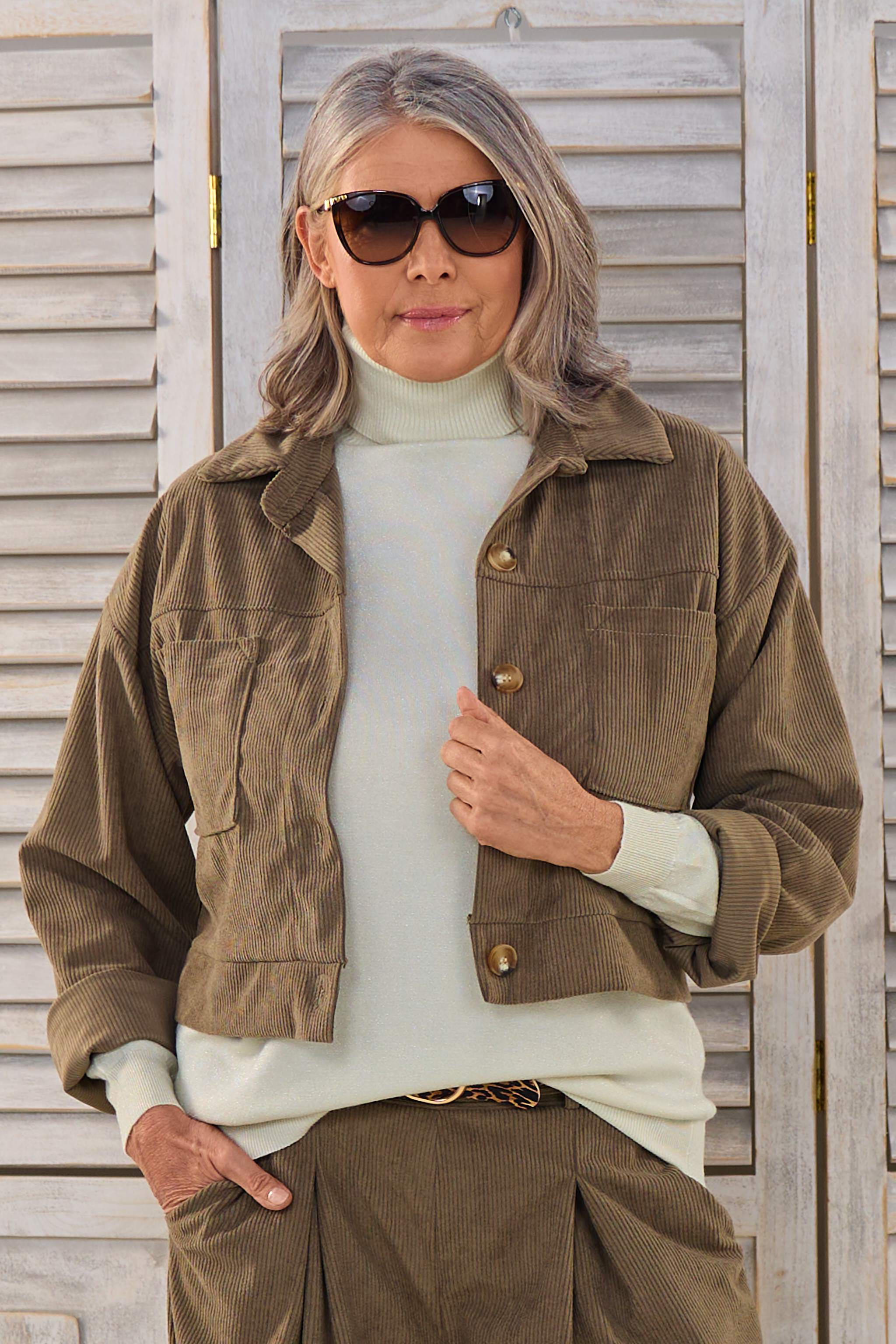 kurze Cord-Hemdjacke, schlamm