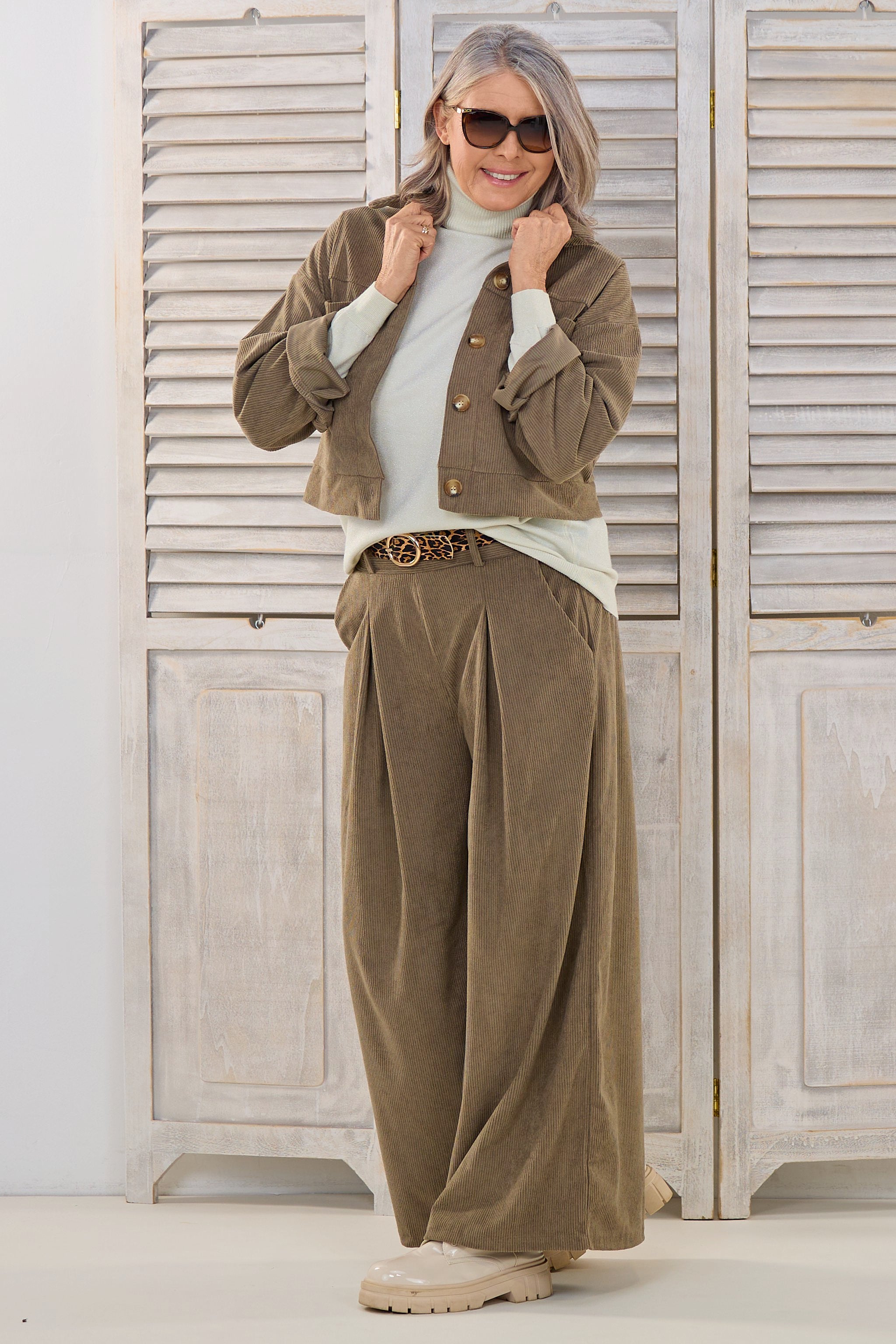 kurze Cord-Hemdjacke, schlamm