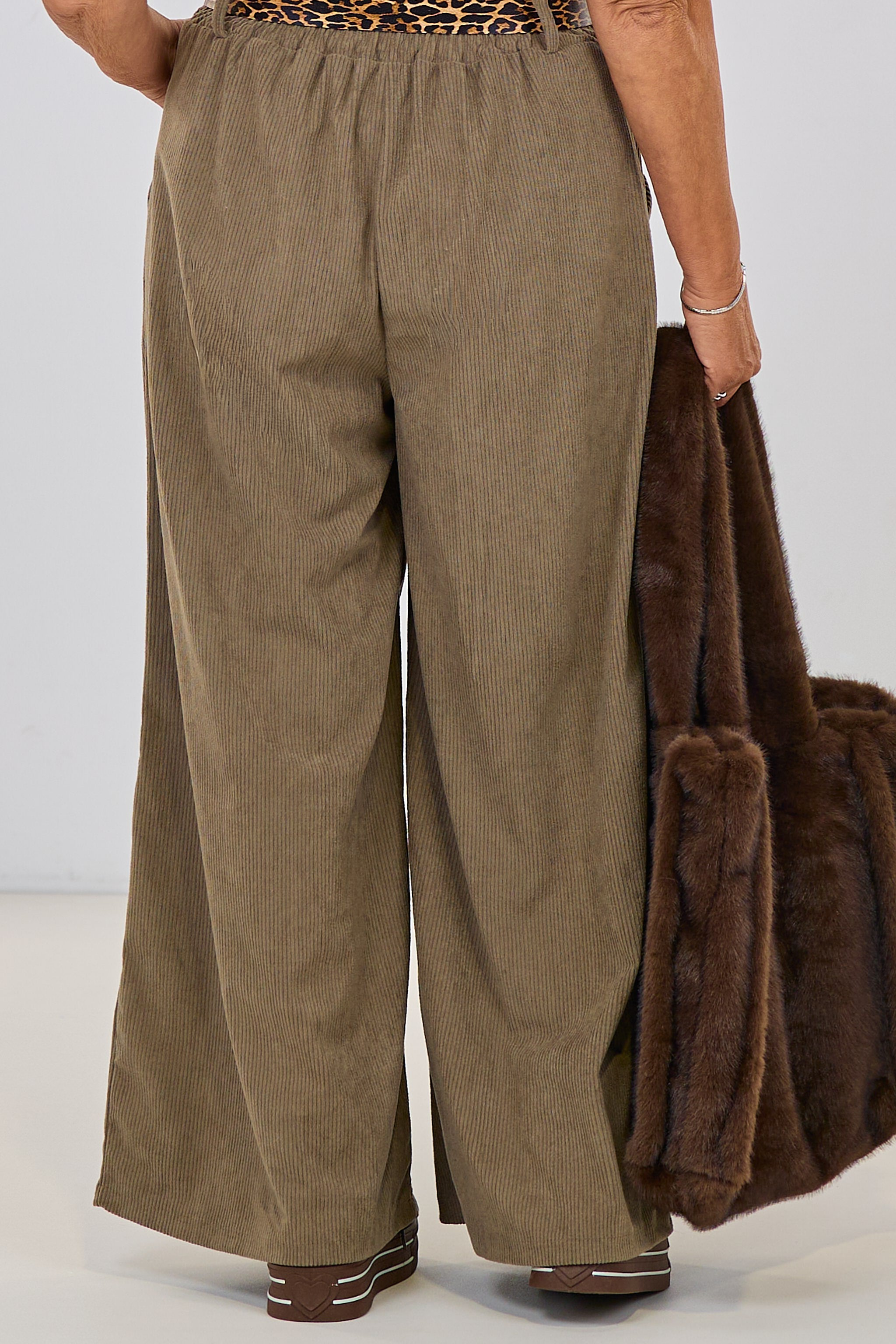 Cordhose super weiten Beinen, schlamm