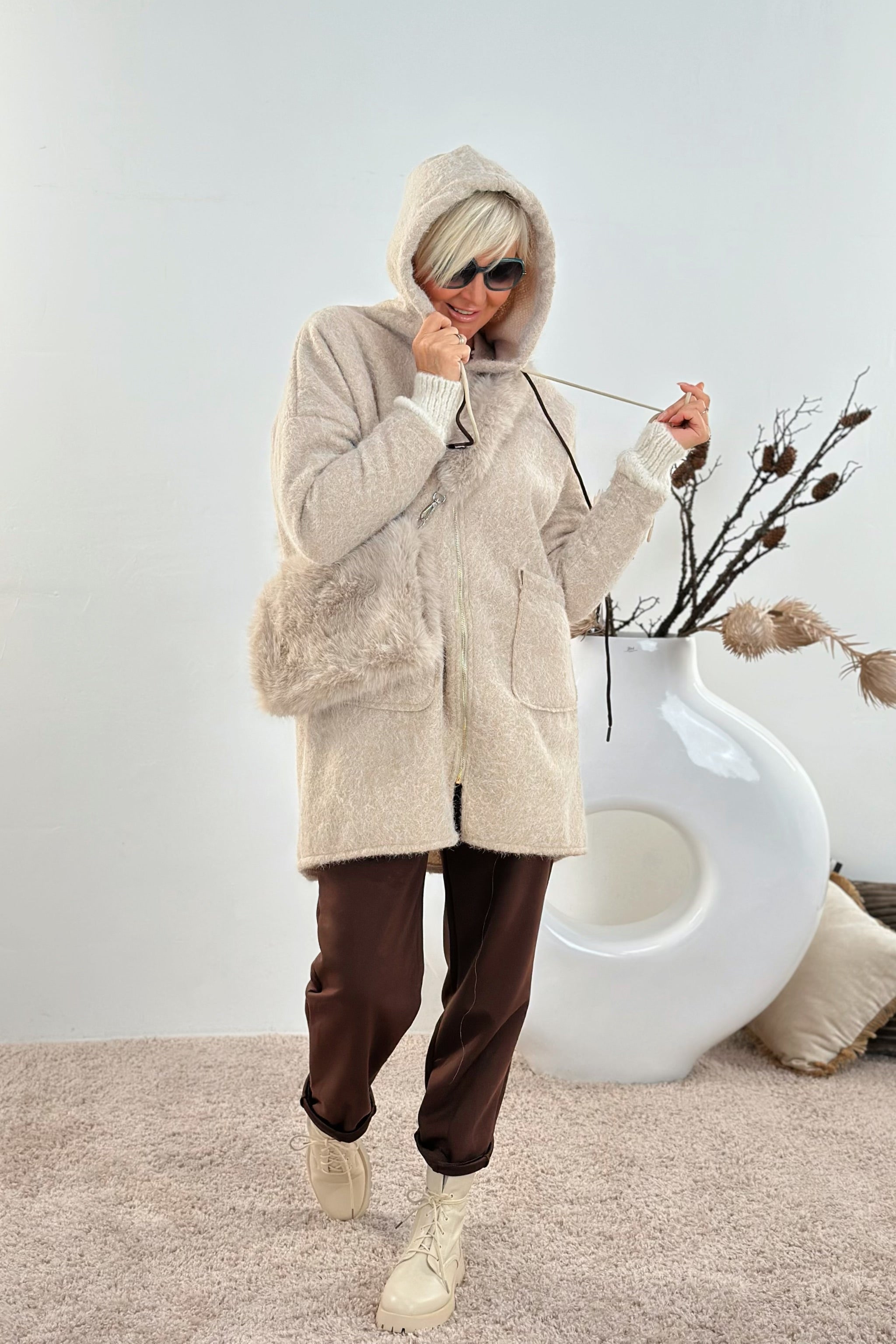 Leichte Kapuzenjacke in Woll-Optik, beige