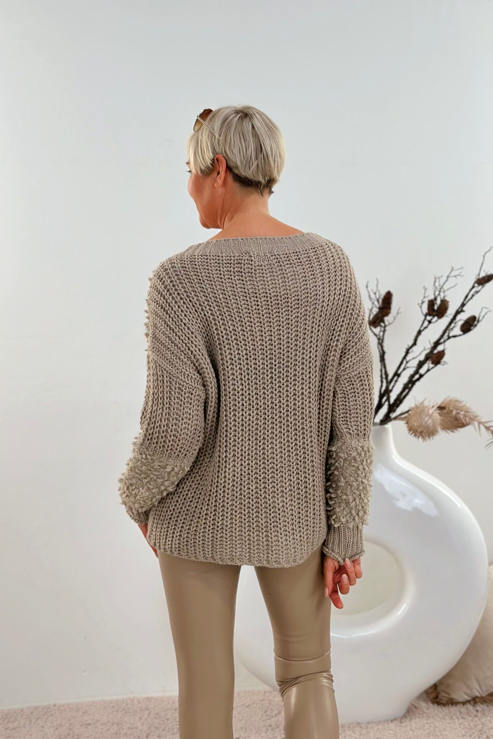 Strickpulli mit Bouclé und Patentmuster, dunkelbeige