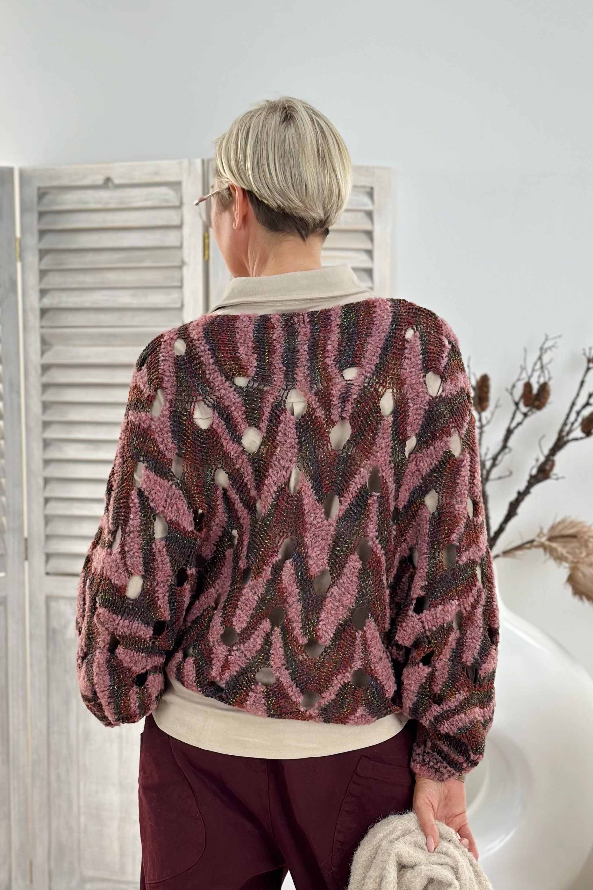 Lochstrick Pulli mit Fledermausärmeln, bordeaux-altrosa-bunt