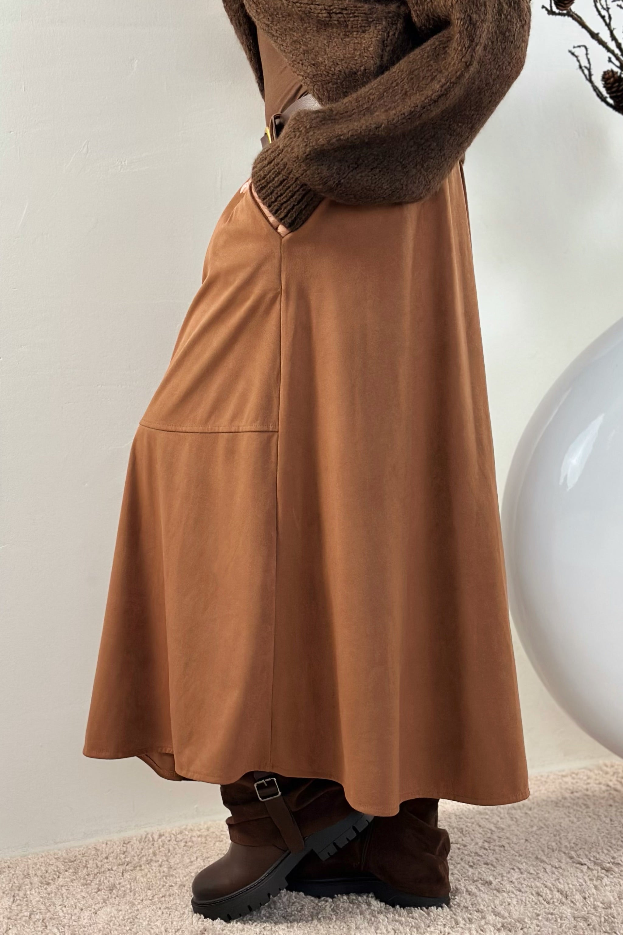Langer Rock mit Gürtel in Veloursleder-Optik, hellbraun/camel