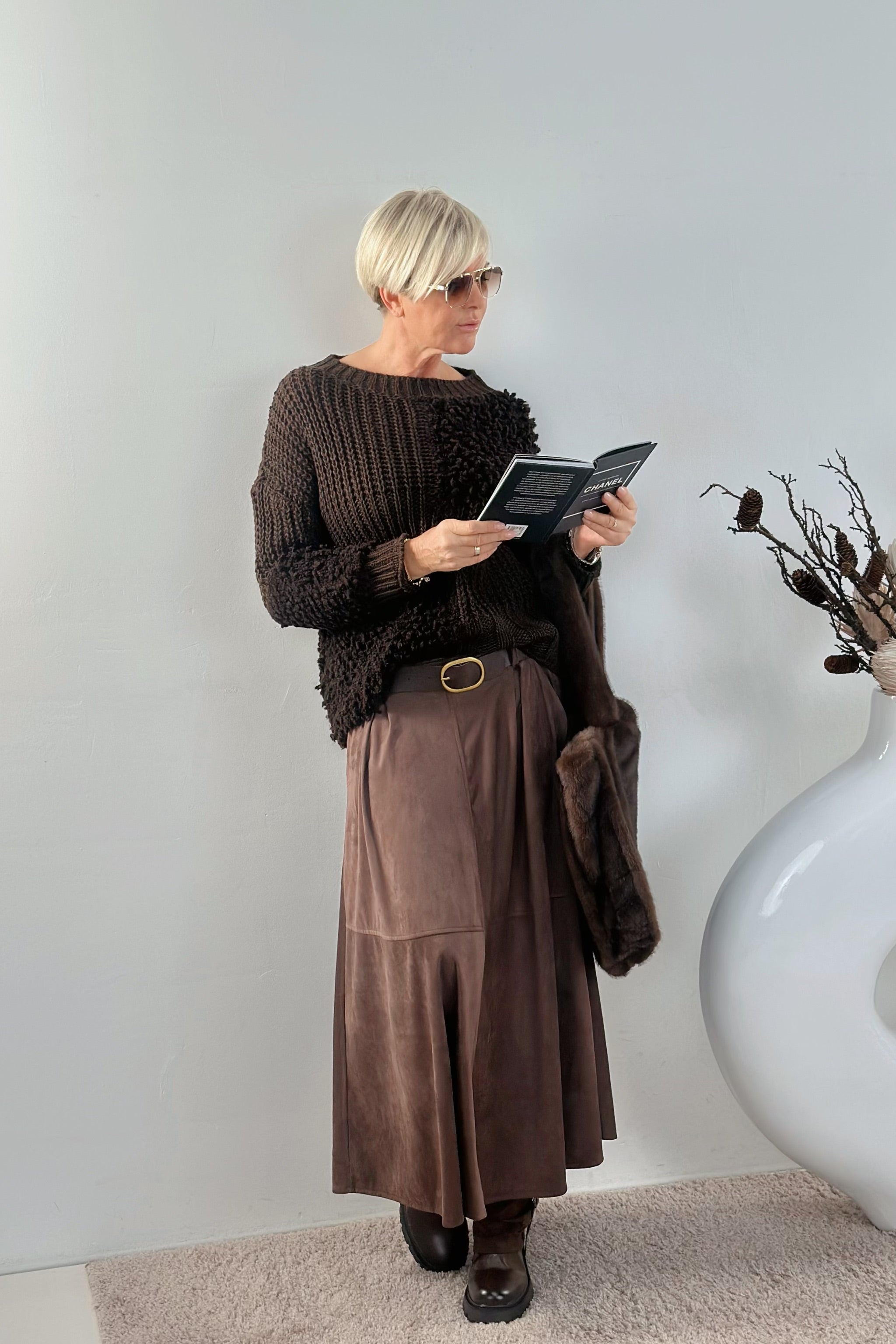 Langer Rock mit Gürtel in Veloursleder-Optik, schoko