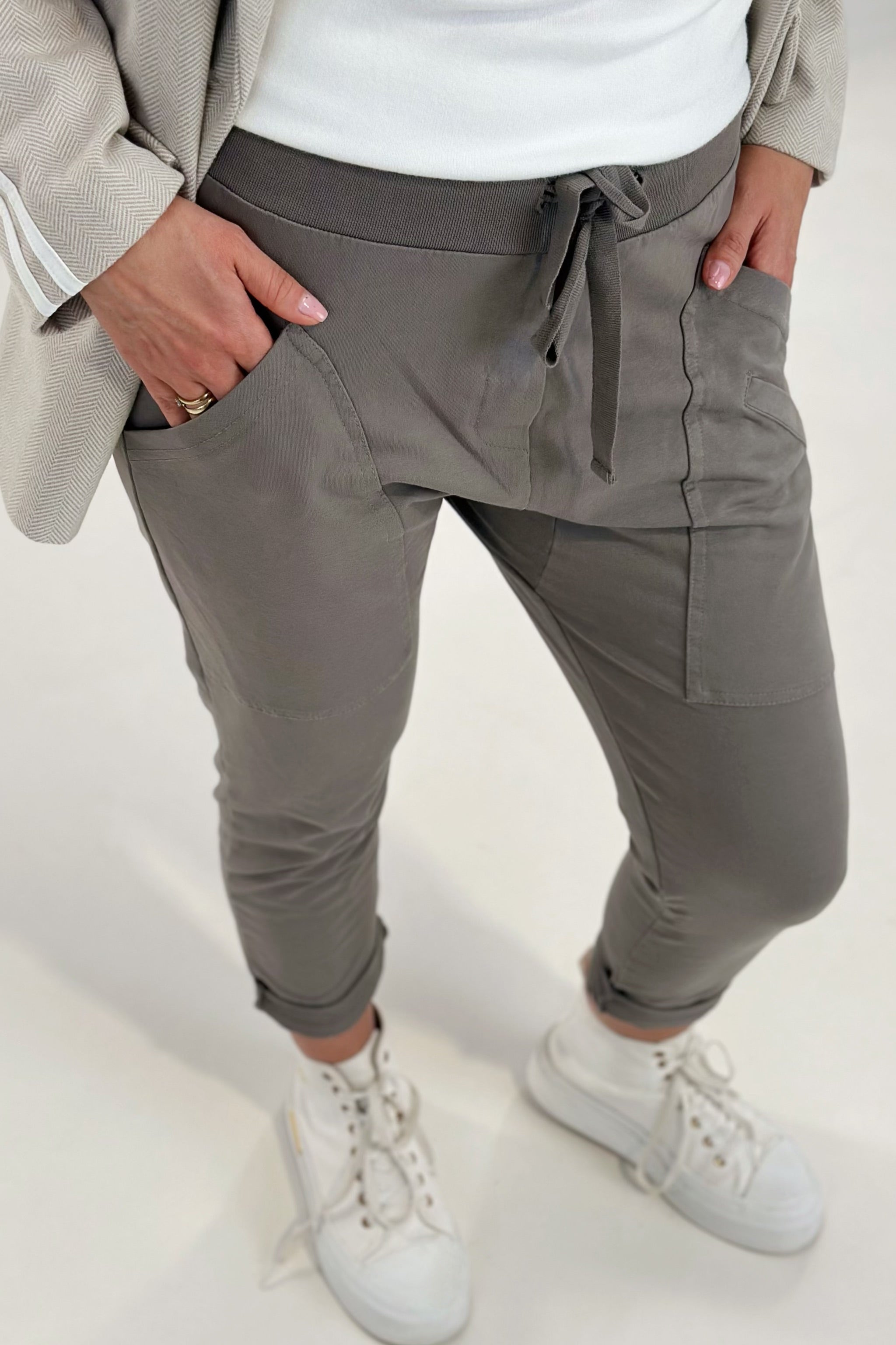 Joggpants mit großen Taschen, taupe