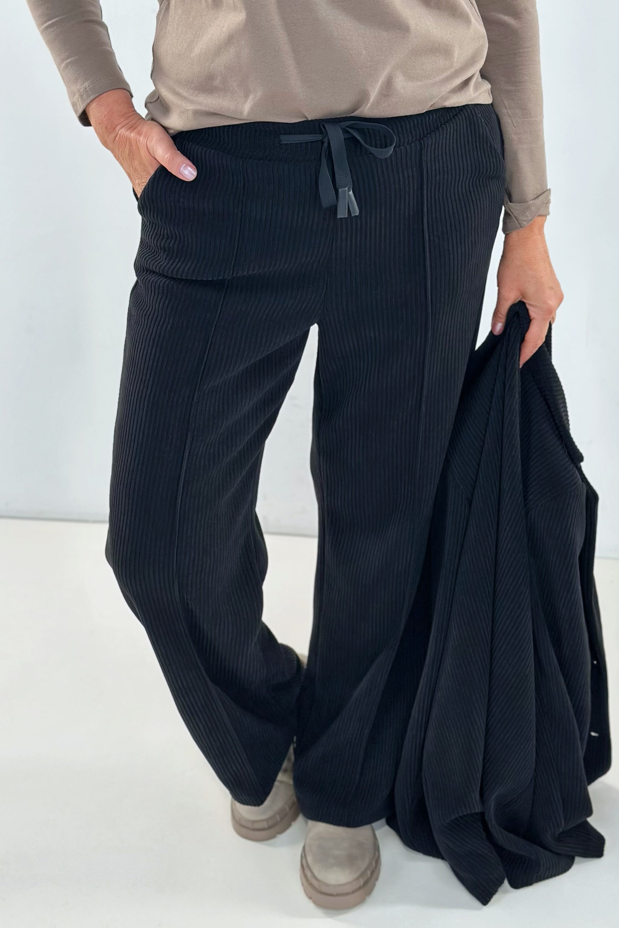 Cordhose mit Biese, schwarz