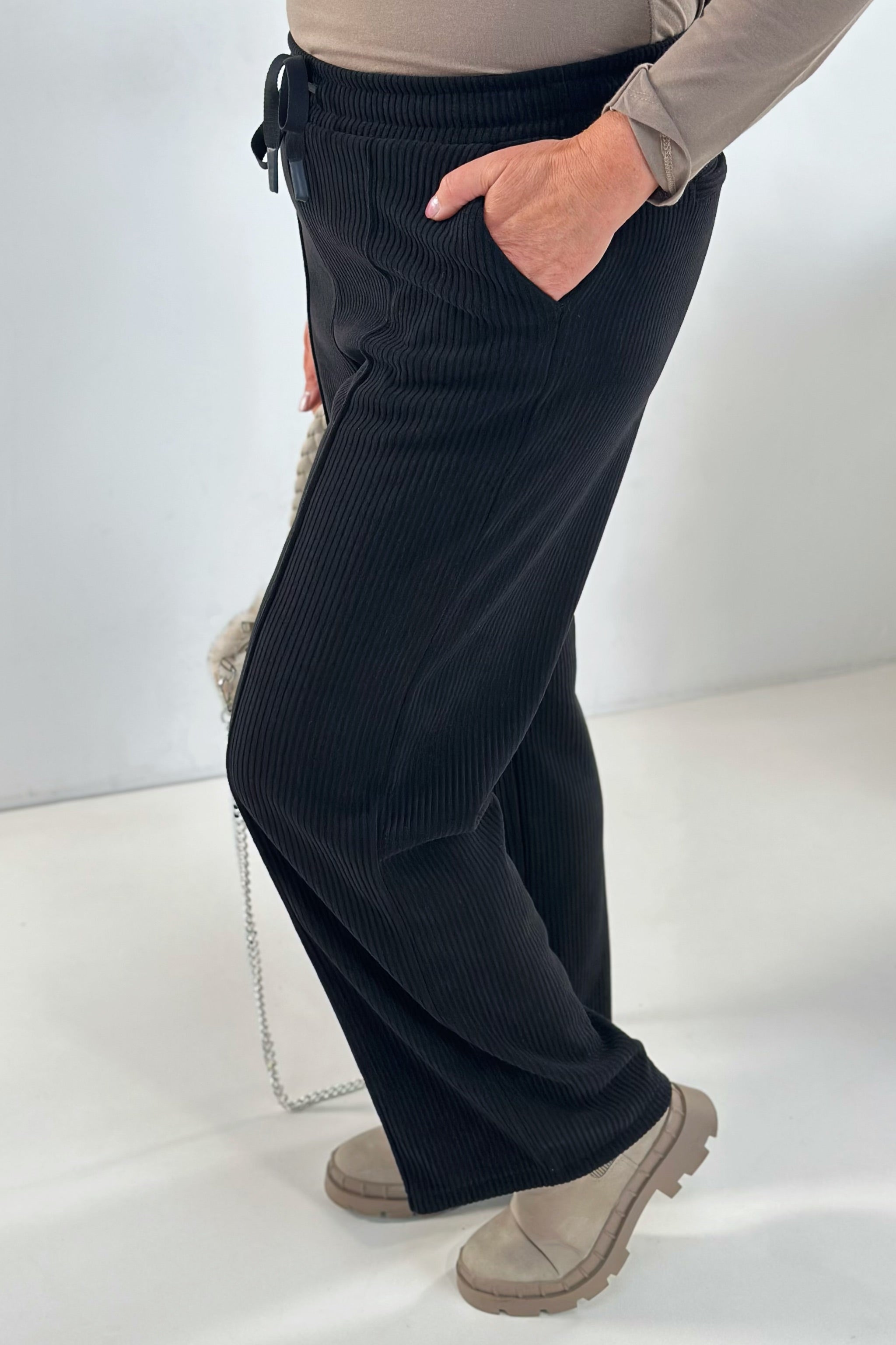Cordhose mit Biese, schwarz