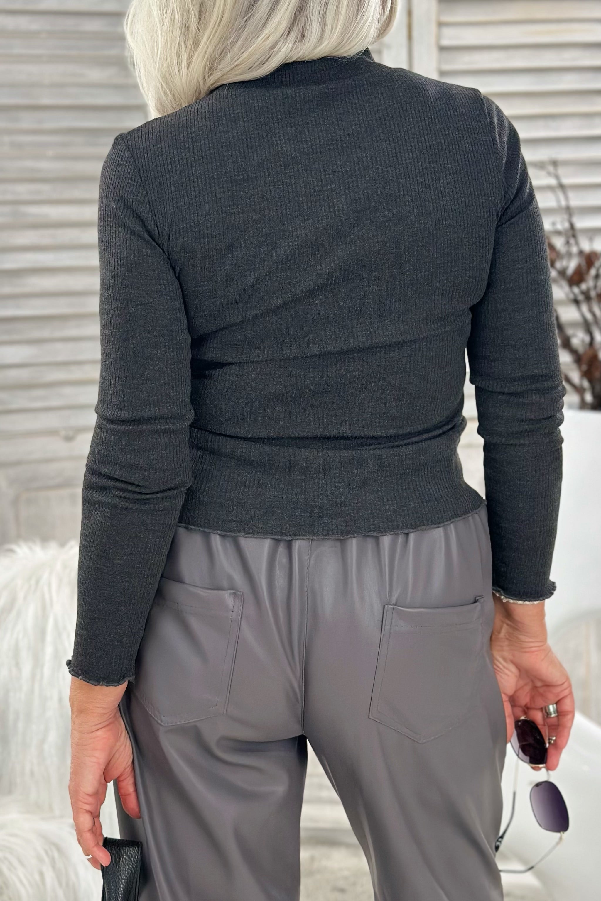 Geripptes Shirt mit Turtleneck, anthrazit