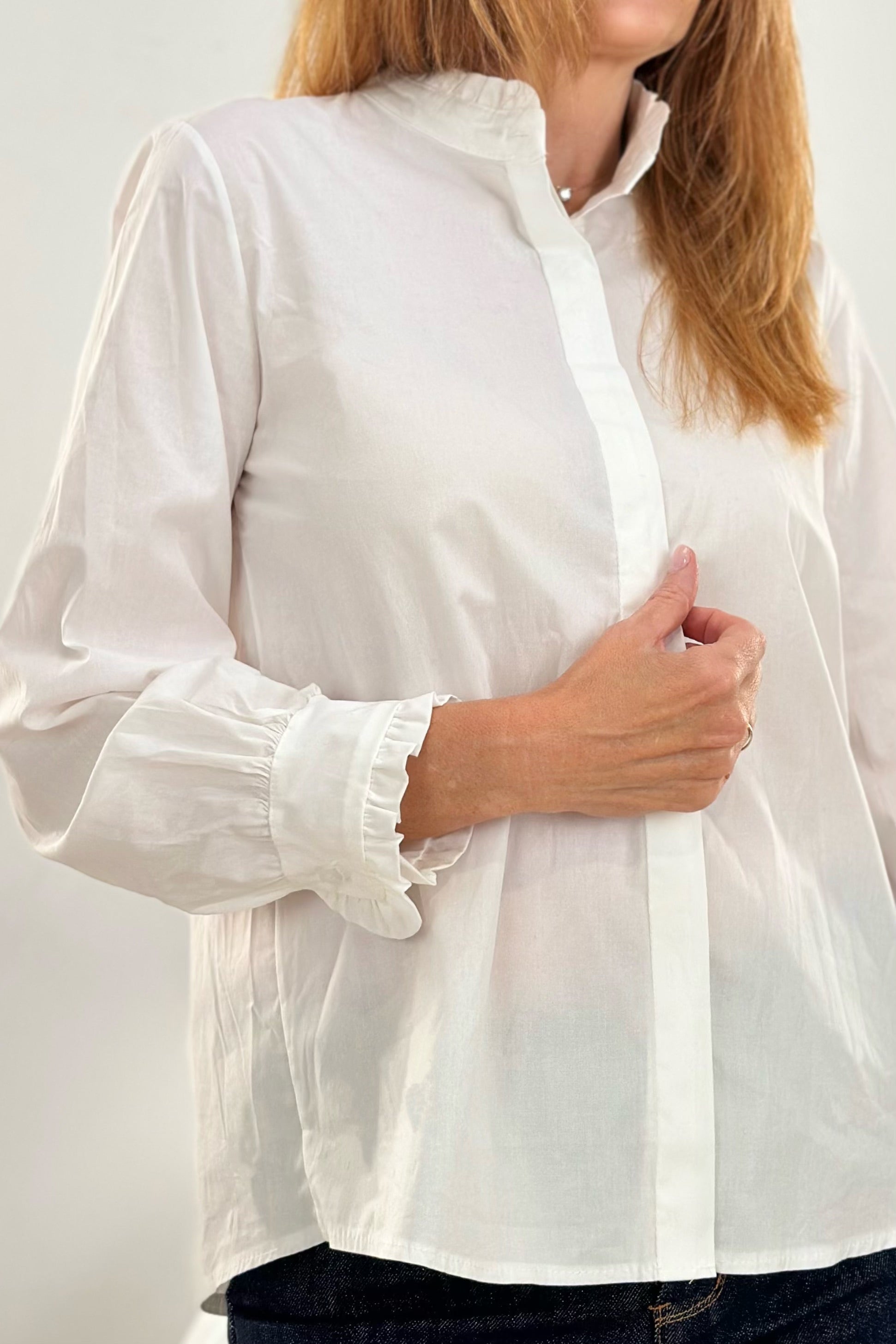 Bluse mit Rüschen-Stehkragen, weiß
