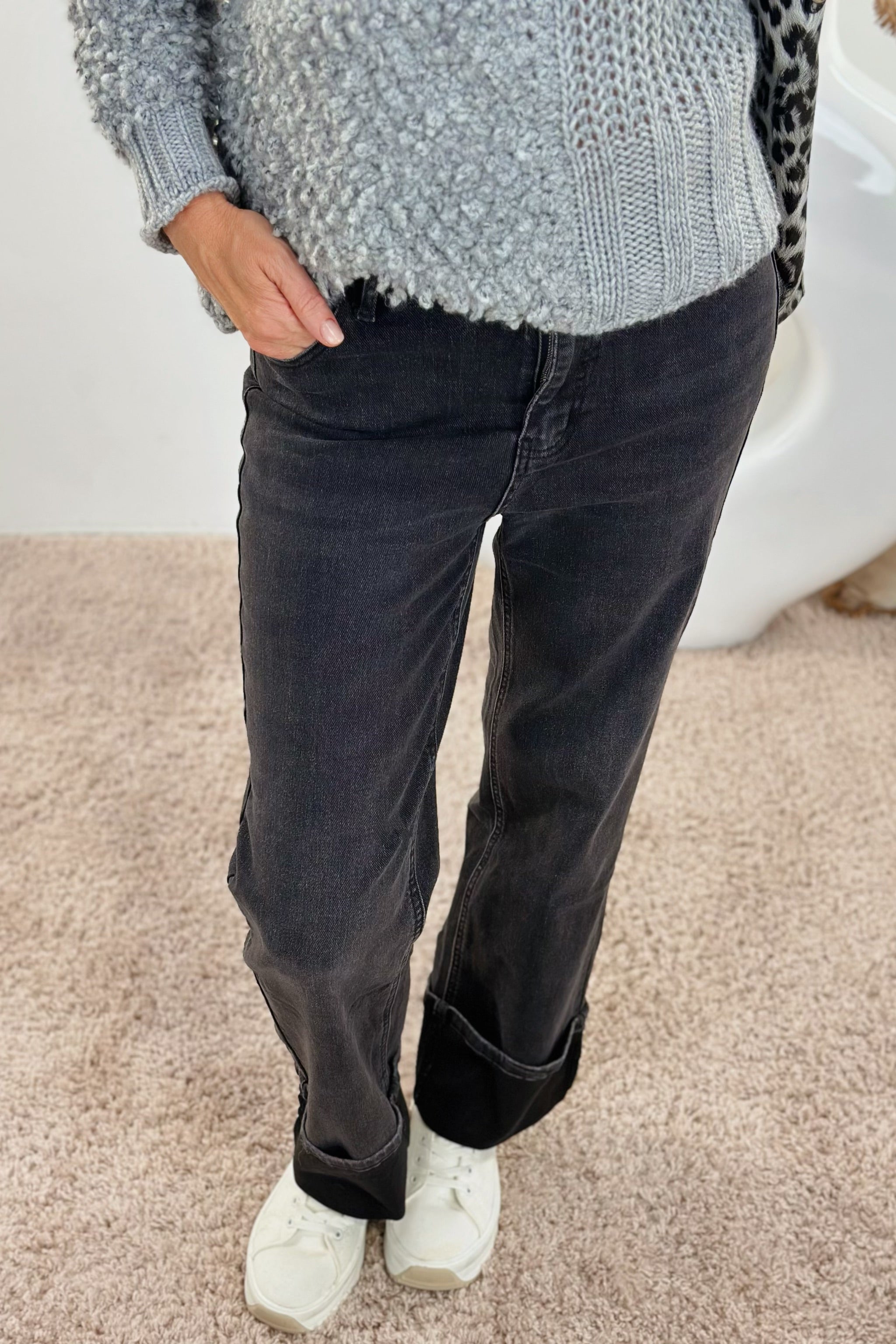 Jeans mit breitem Aufschlag, schwarz-stonewashed