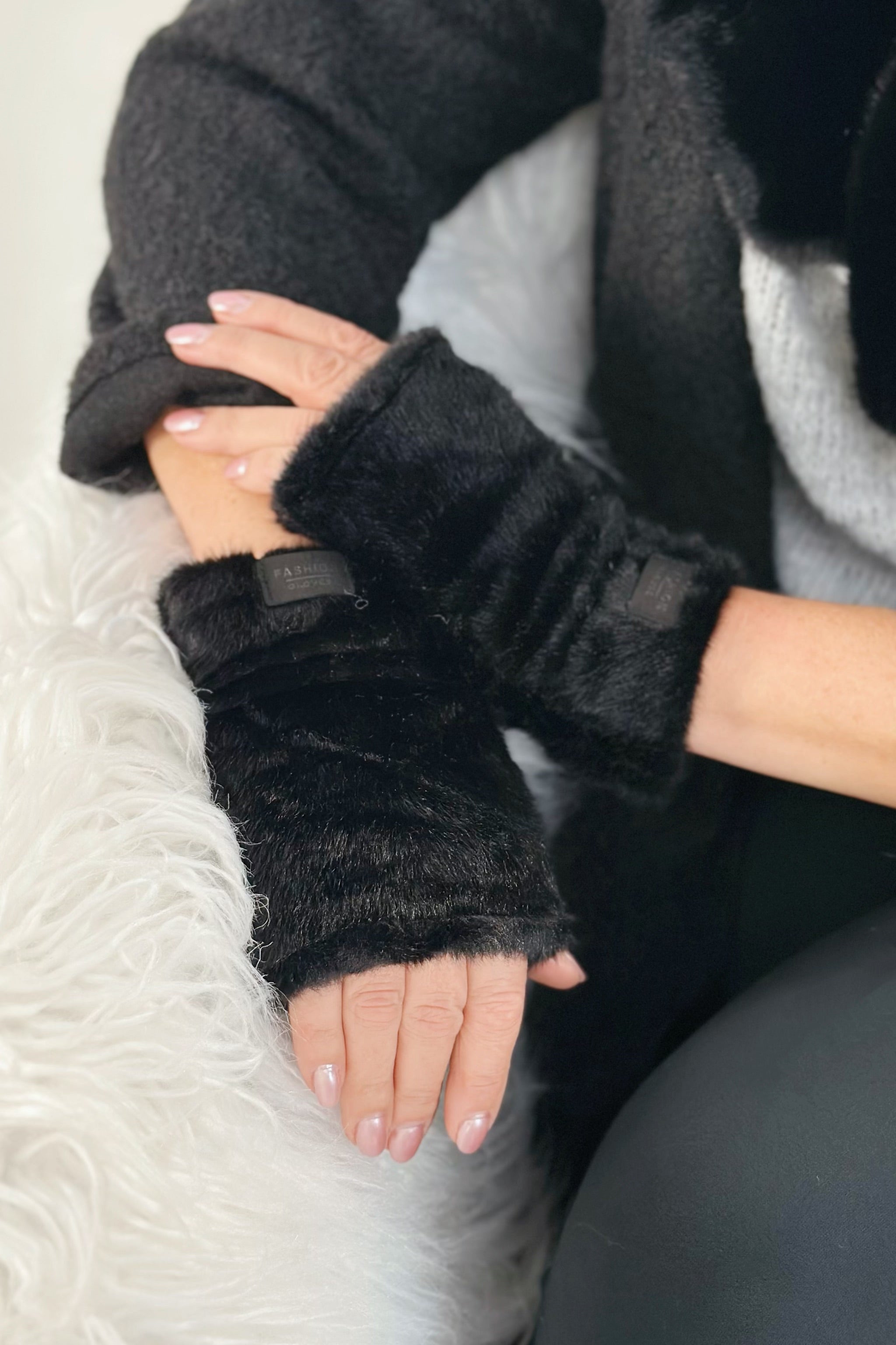Fingerlose Handschuhe in Felloptik, schwarz