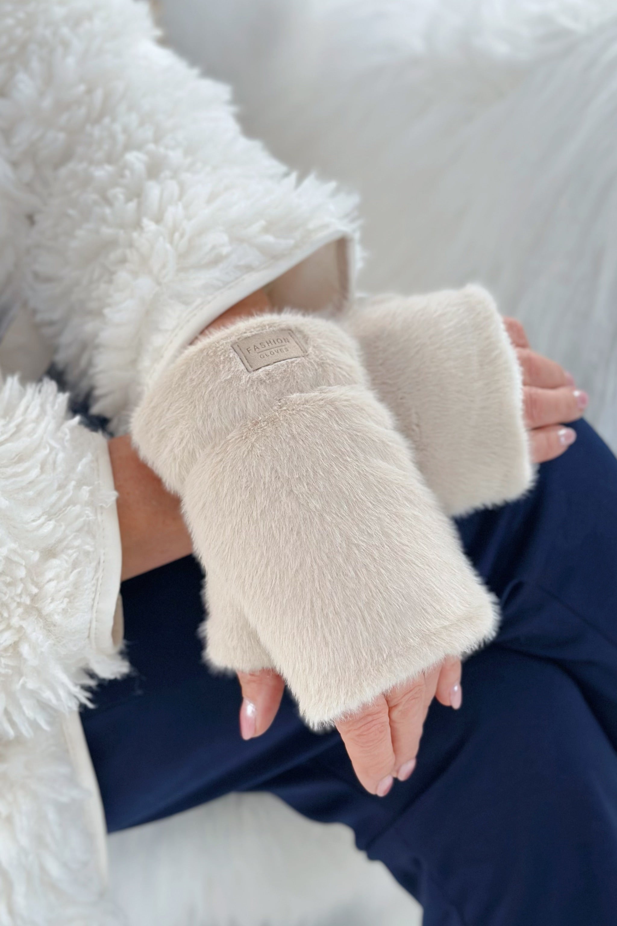 Fingerlose Handschuhe in Felloptik, beige