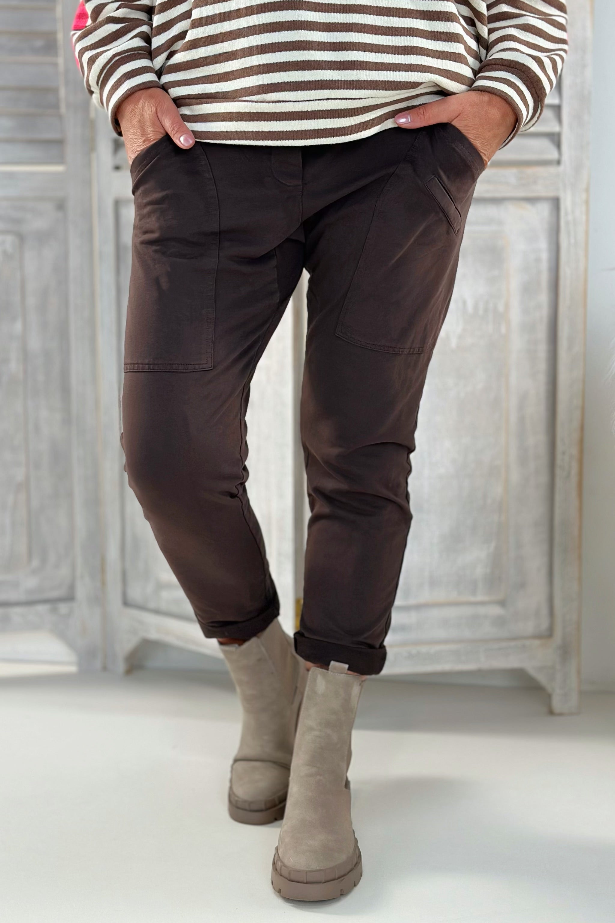 Joggpants mit großen Taschen, braun