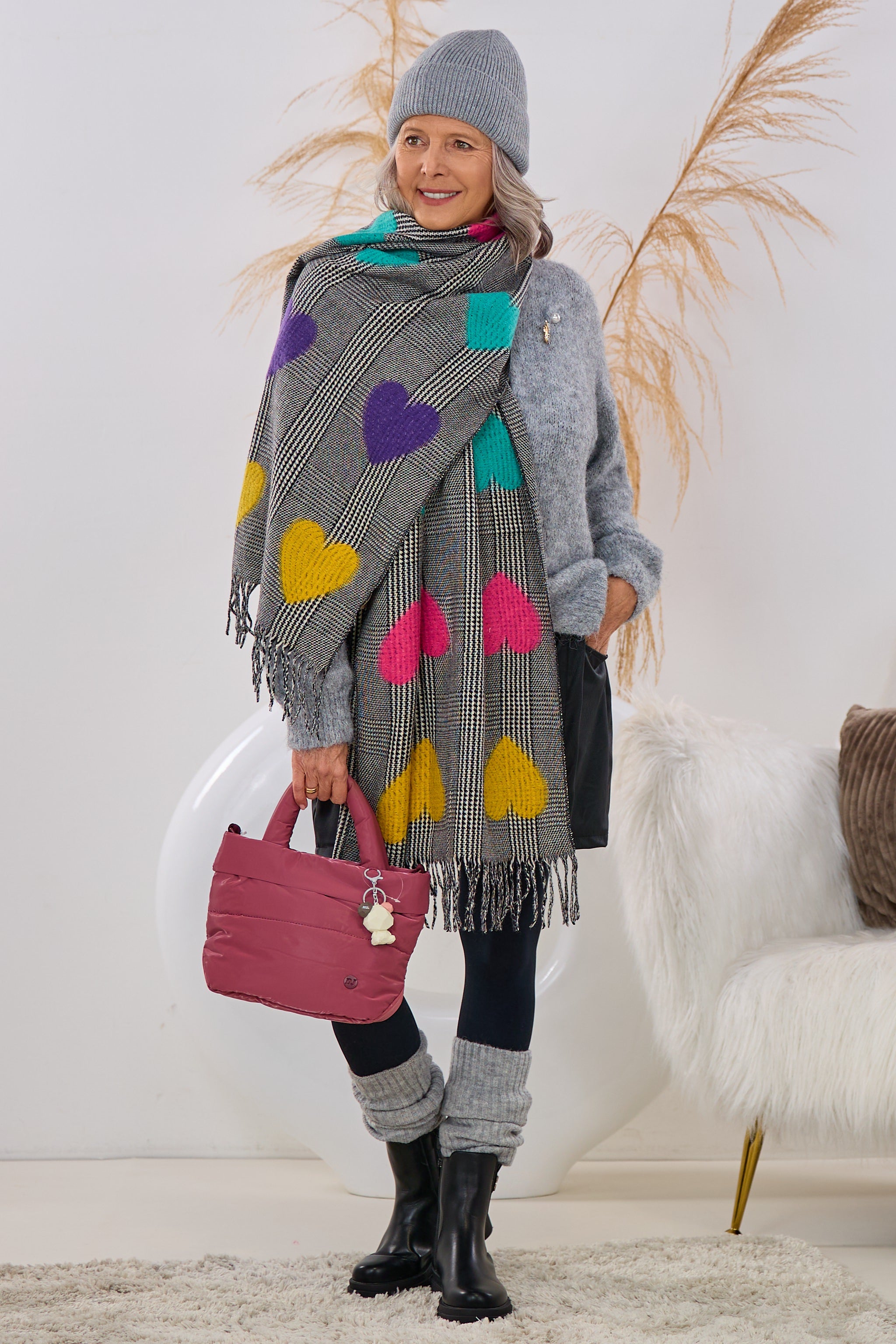 Schal mit "Fischgrätmuster" und Herzen, schwarz-weiß-bunt