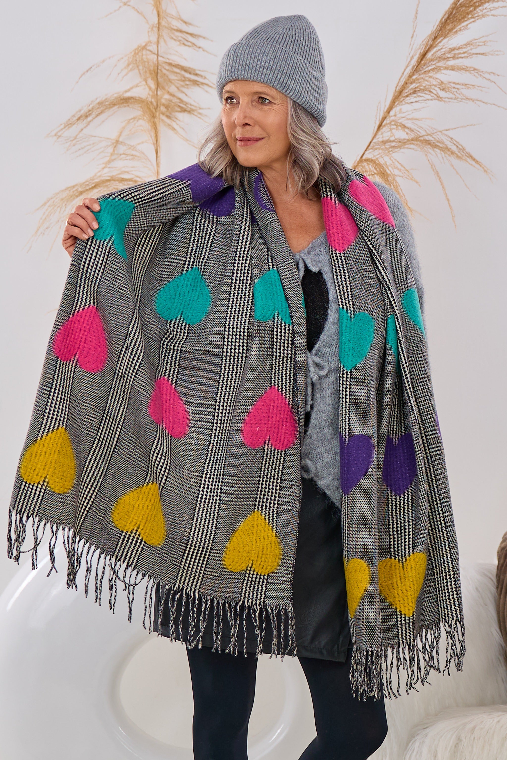 Schal mit "Fischgrätmuster" und Herzen, schwarz-weiß-bunt