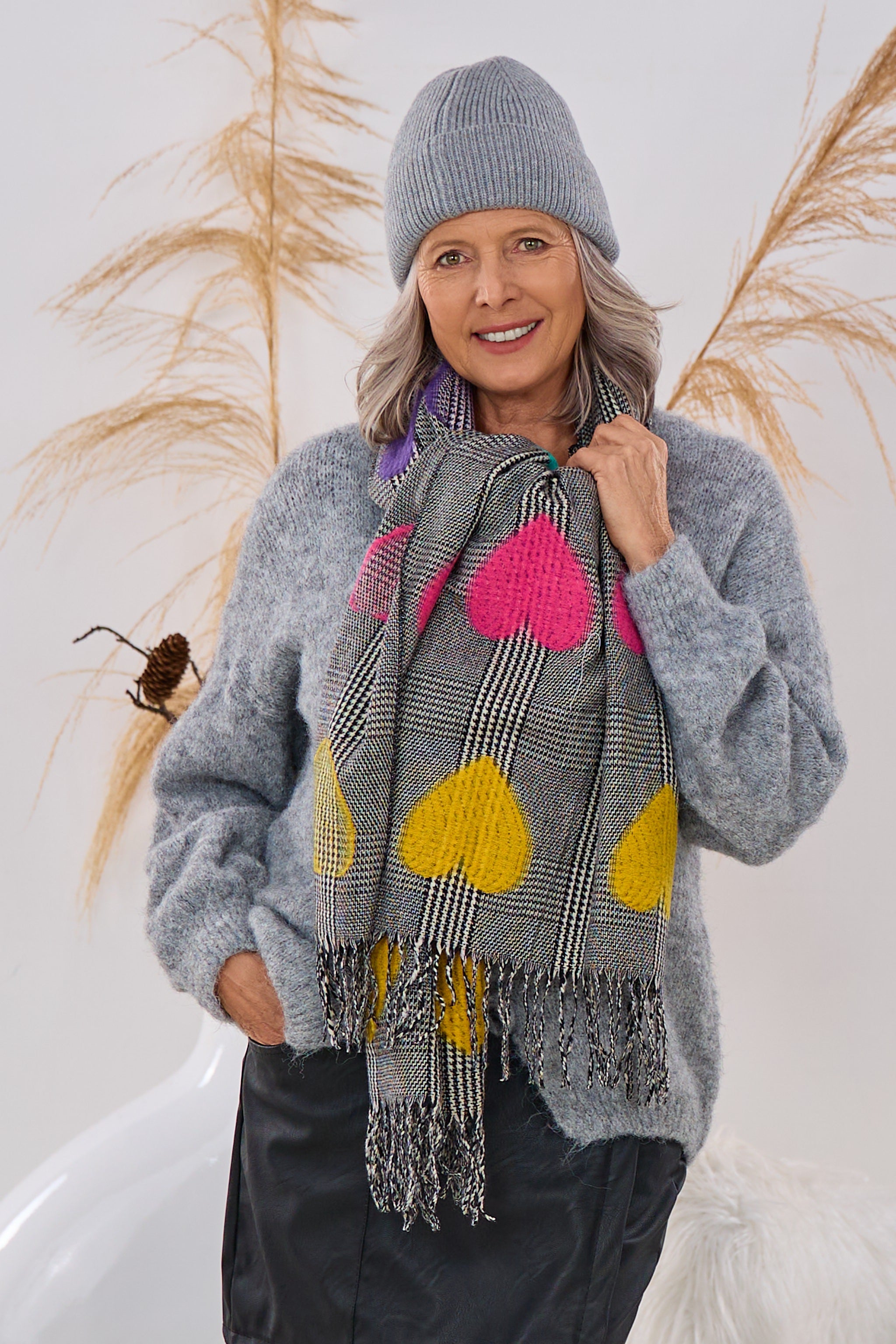 Schal mit "Fischgrätmuster" und Herzen, schwarz-weiß-bunt