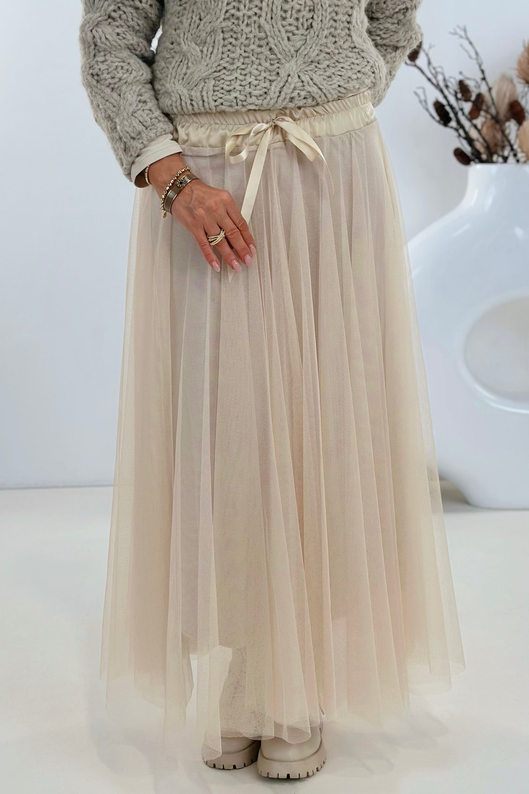 Tüllrock mit seidiger Zierschleife, beige