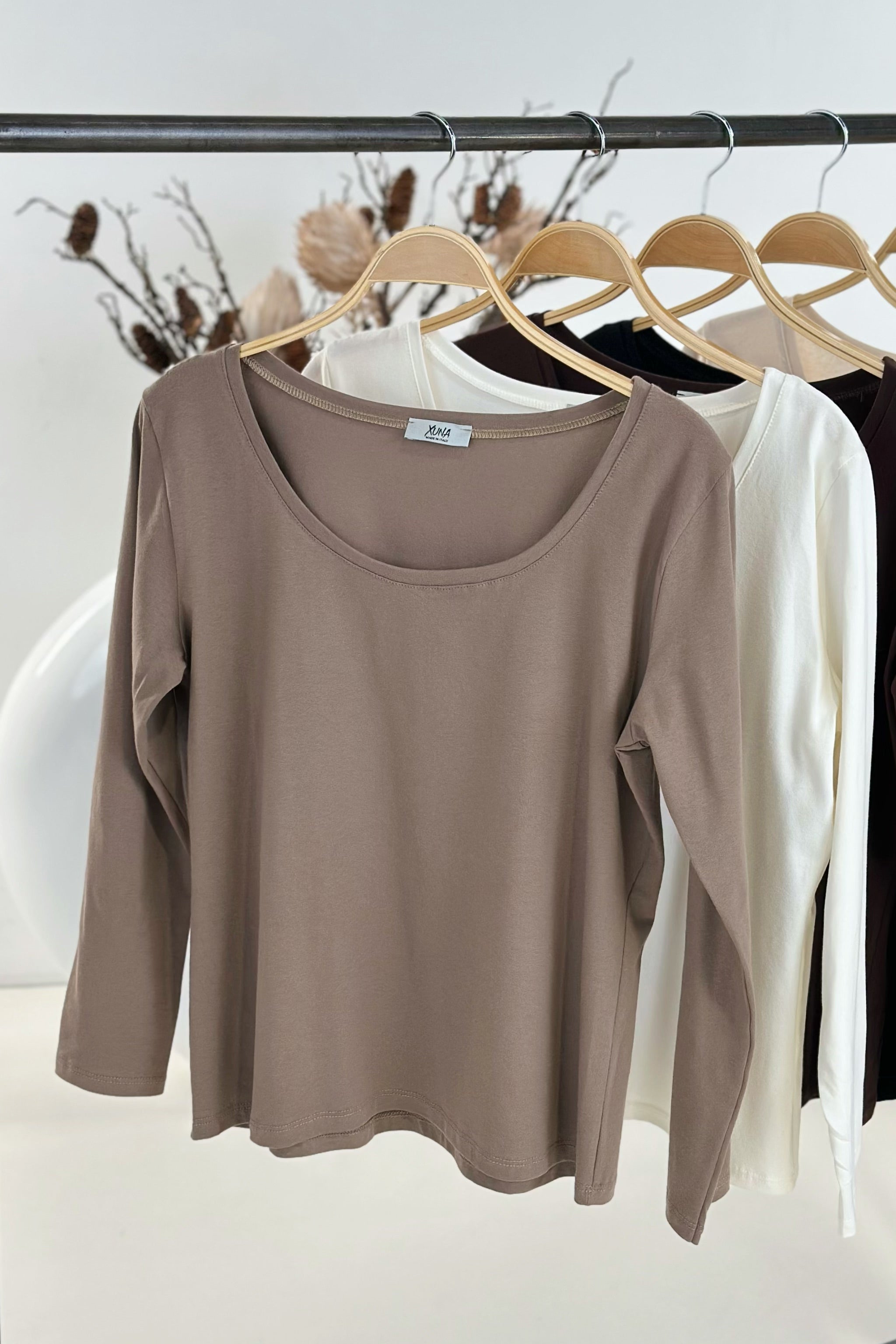 Langarmshirt mit tiefem Rundhalsausschnitt, taupe