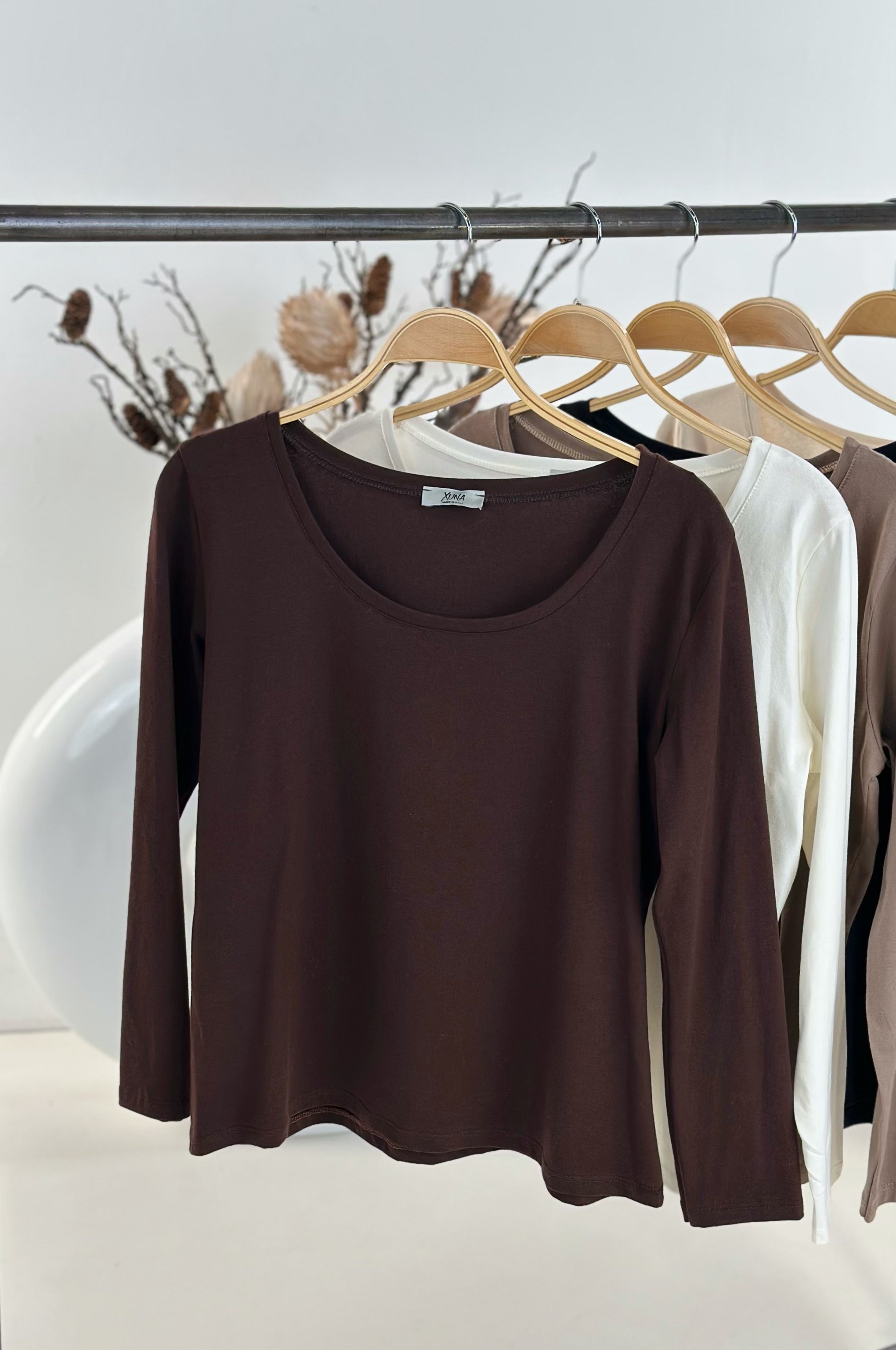 Langarmshirt mit tiefem Rundhalsausschnitt, braun