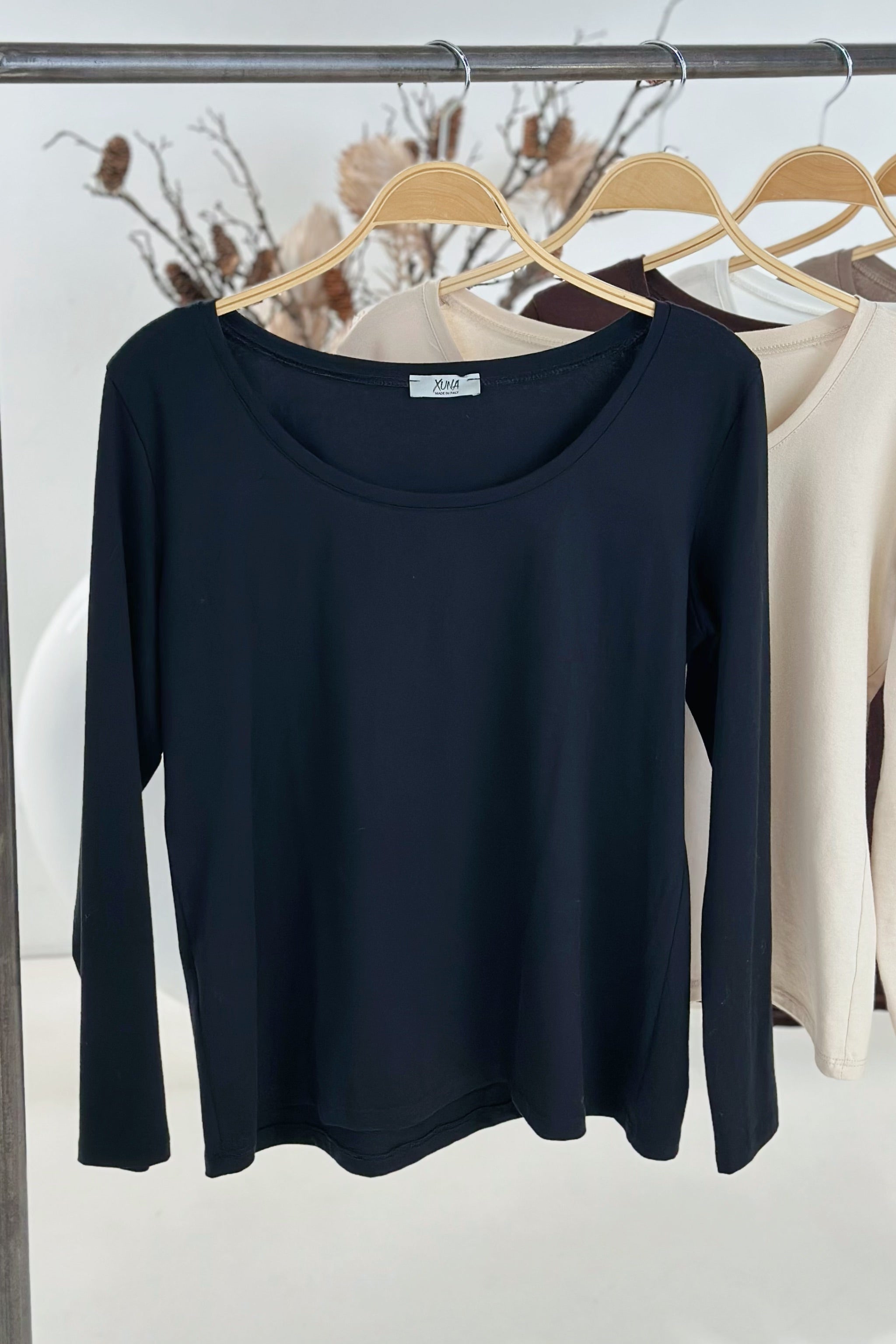 Langarmshirt mit tiefem Rundhalsausschnitt, schwarz