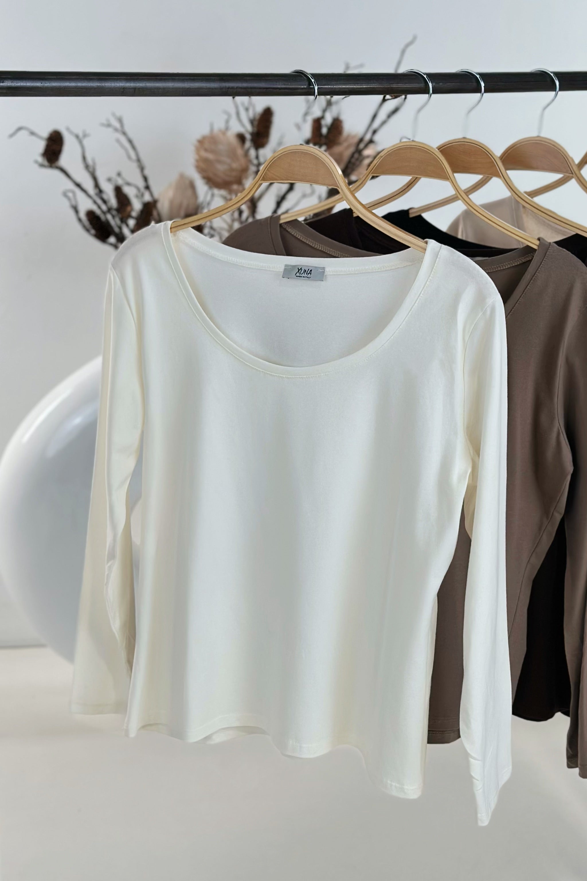 Langarmshirt mit tiefem Rundhalsausschnitt, ecru/weiß
