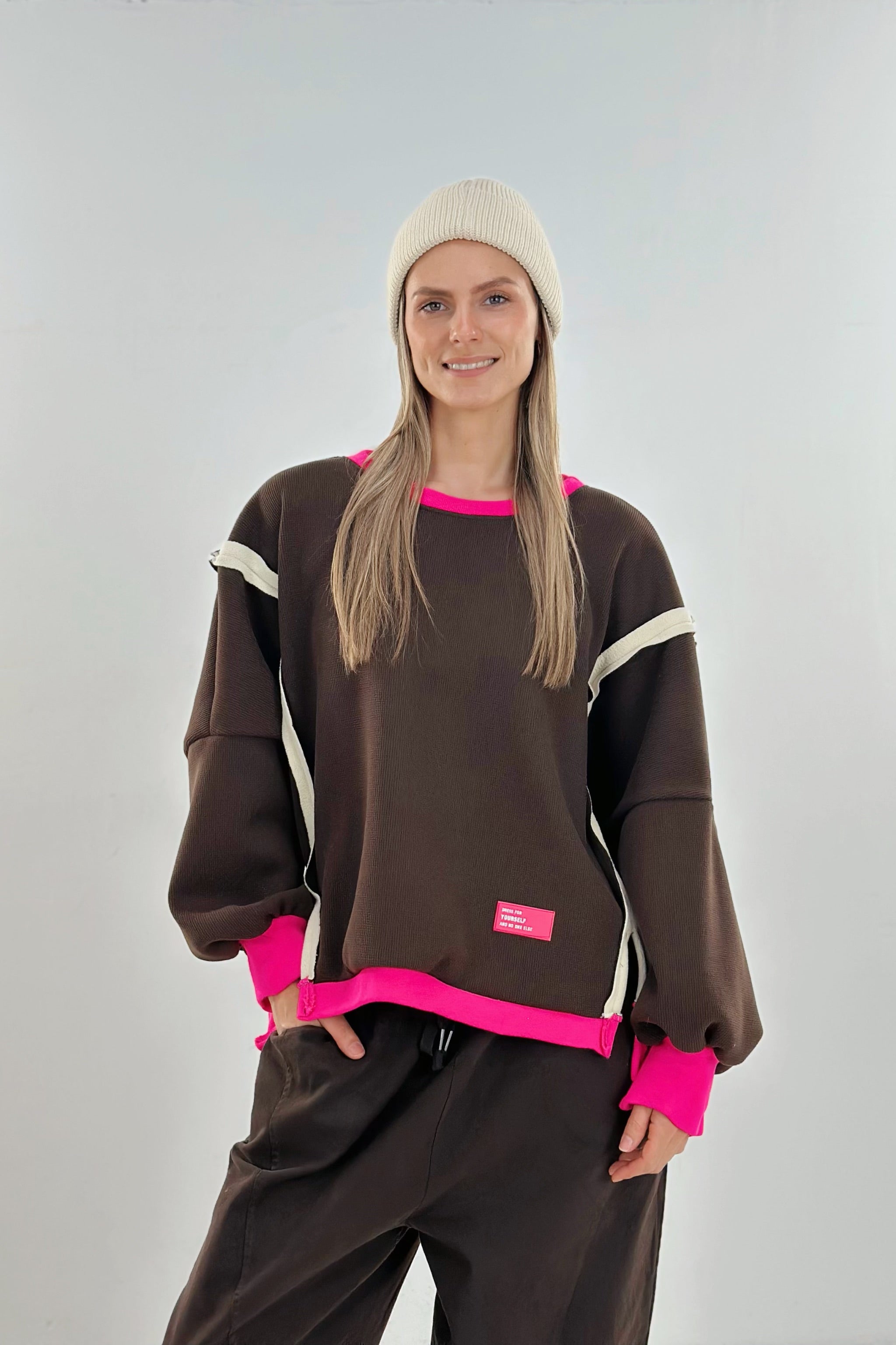 Gefüttertes Sweaty mit außenliegenden Nähten, dunkelbraun-neonpink-beige