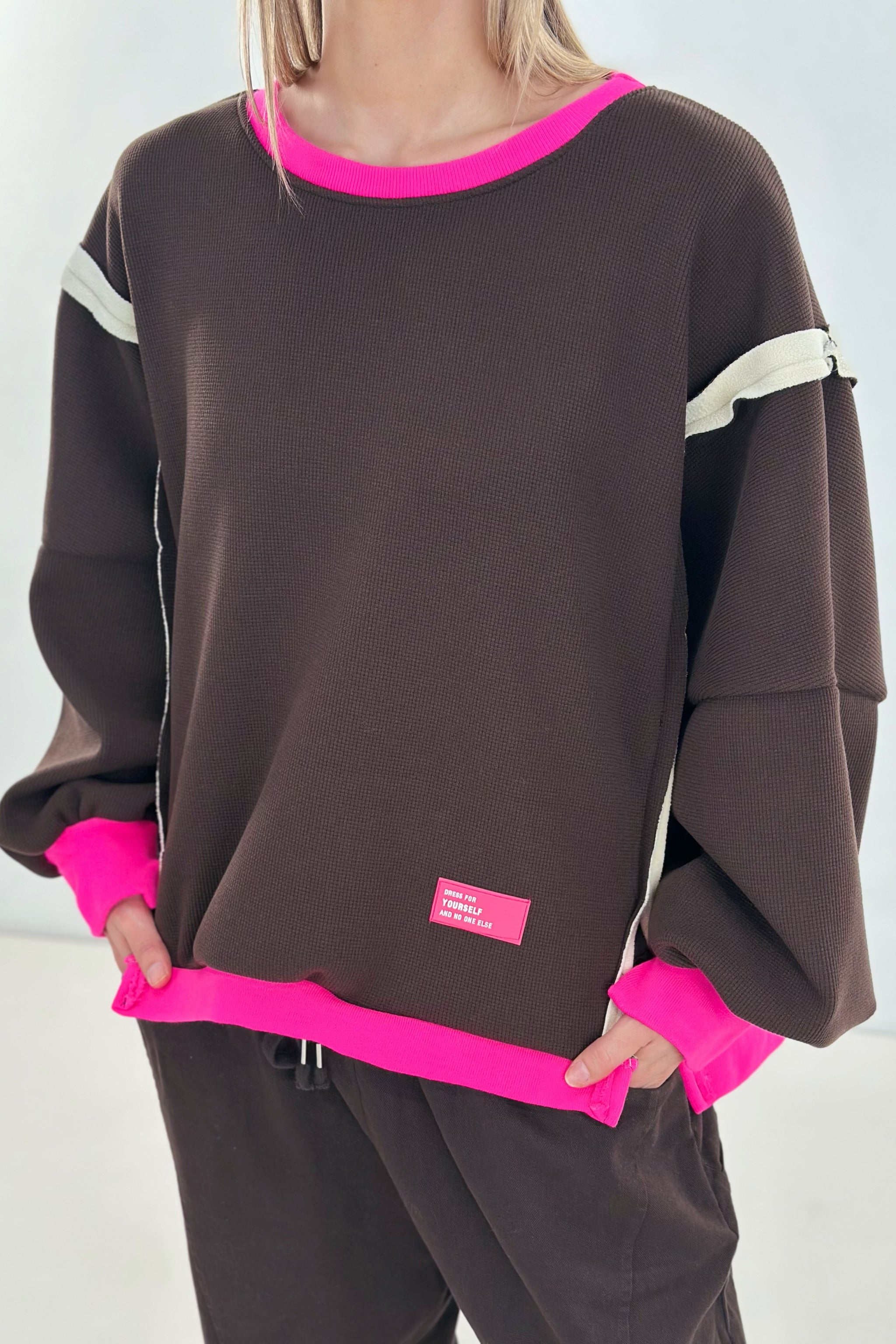 Gefüttertes Sweaty mit außenliegenden Nähten, dunkelbraun-neonpink-beige