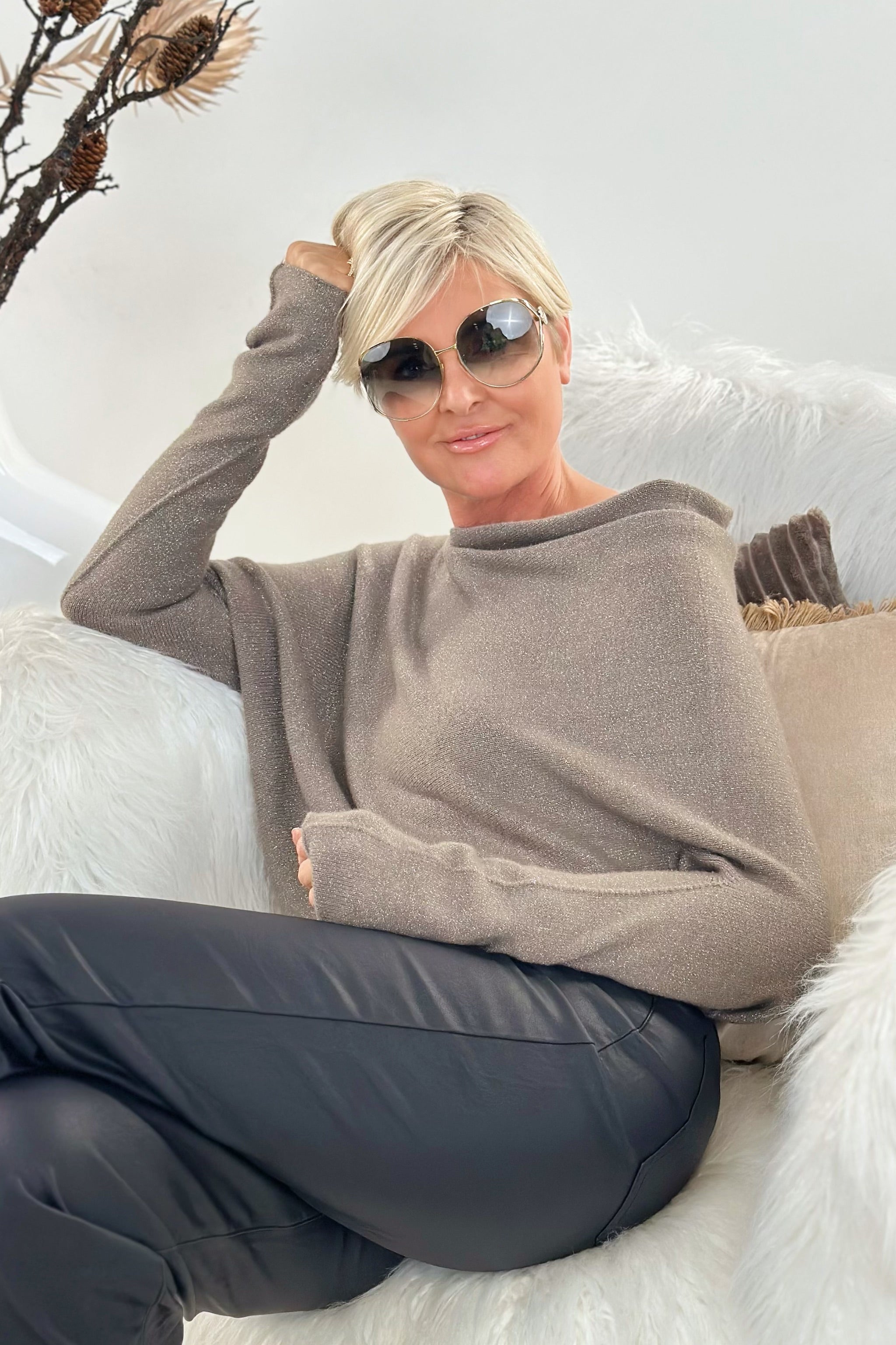 Asymmetrischer Strickpulli mit Glitzer, schlamm