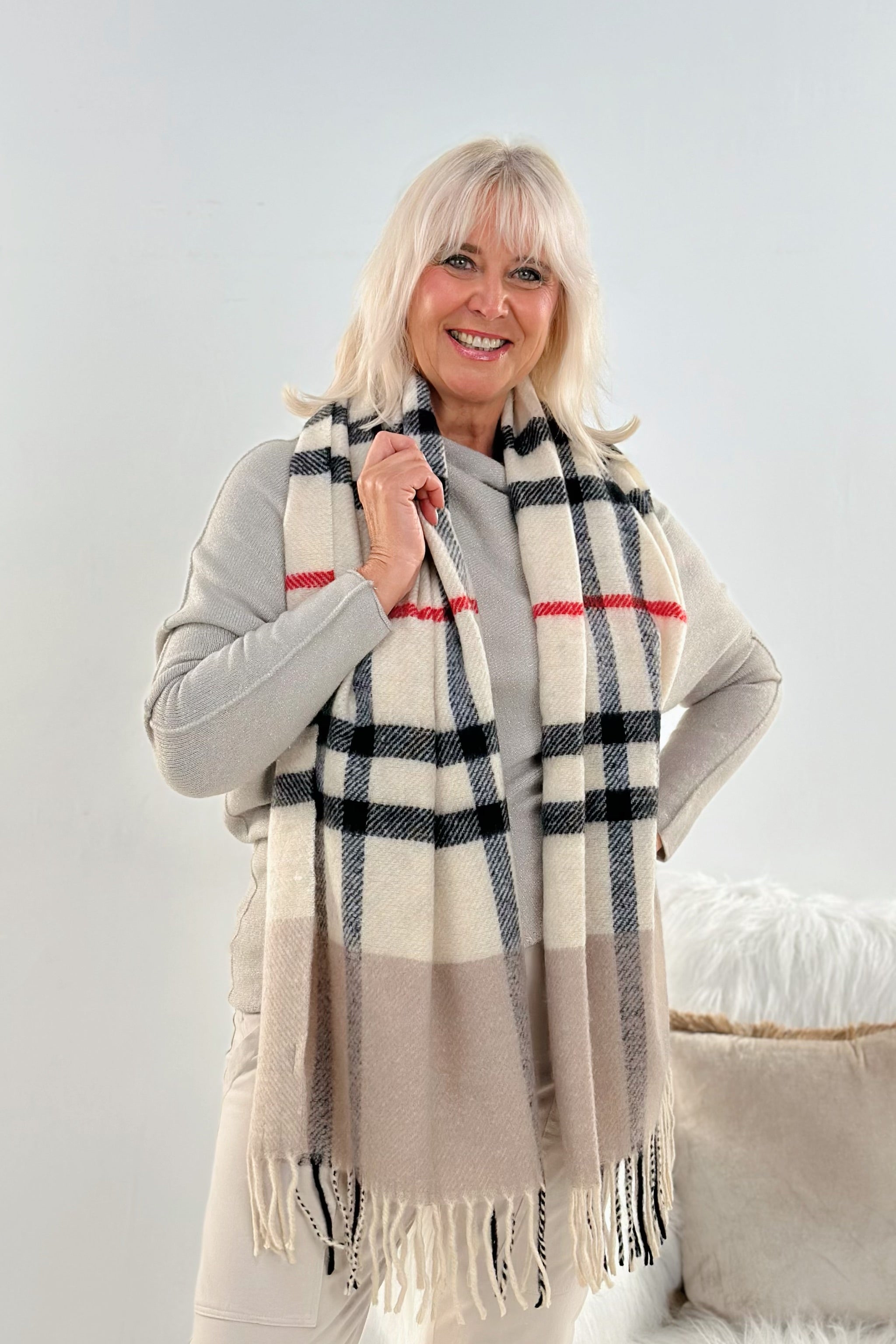 Fransenschal mit schönem Muster, beige-taupe-schwarz