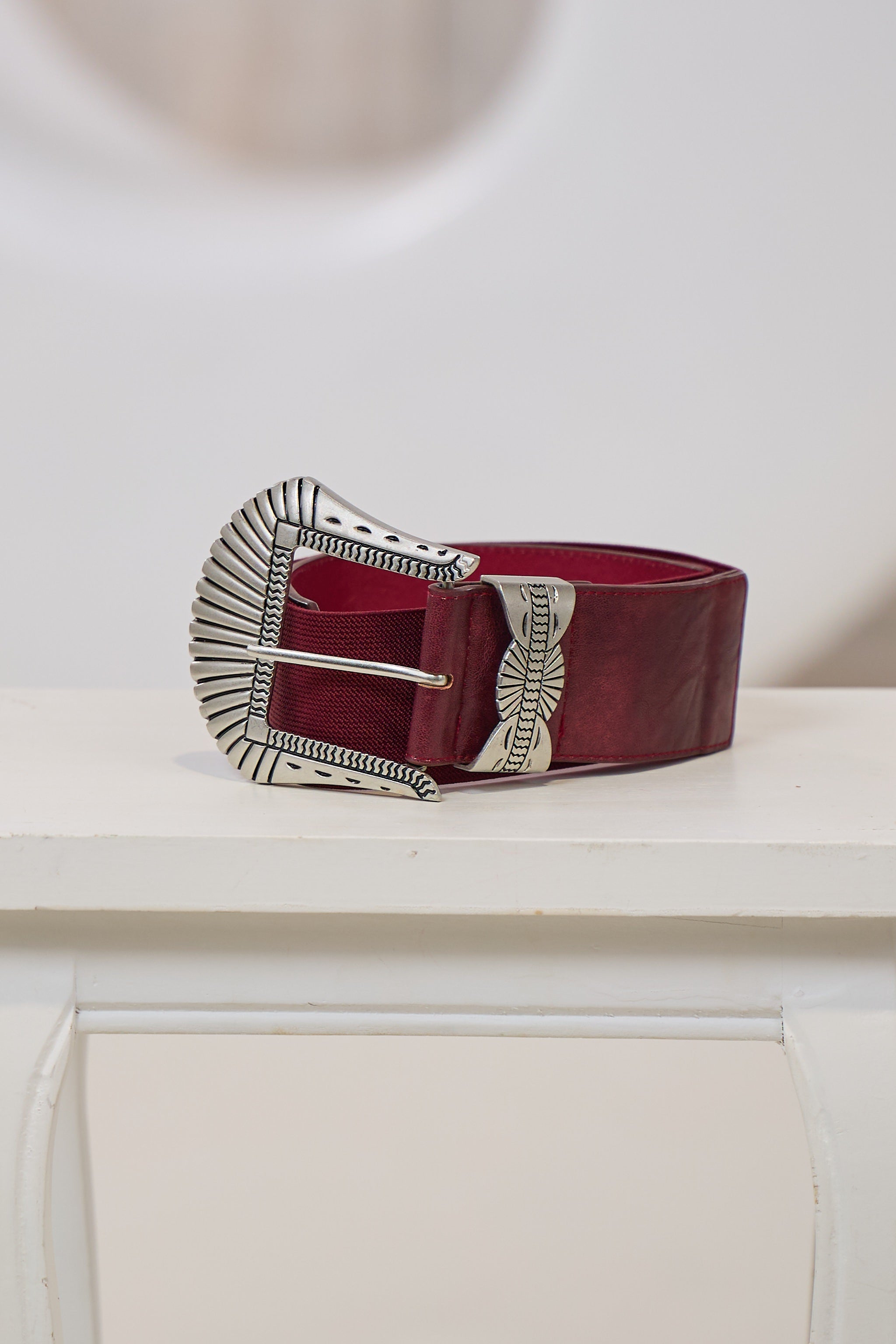 Breiter Stretchgürtel mit großer Schnalle, bordeaux-silber