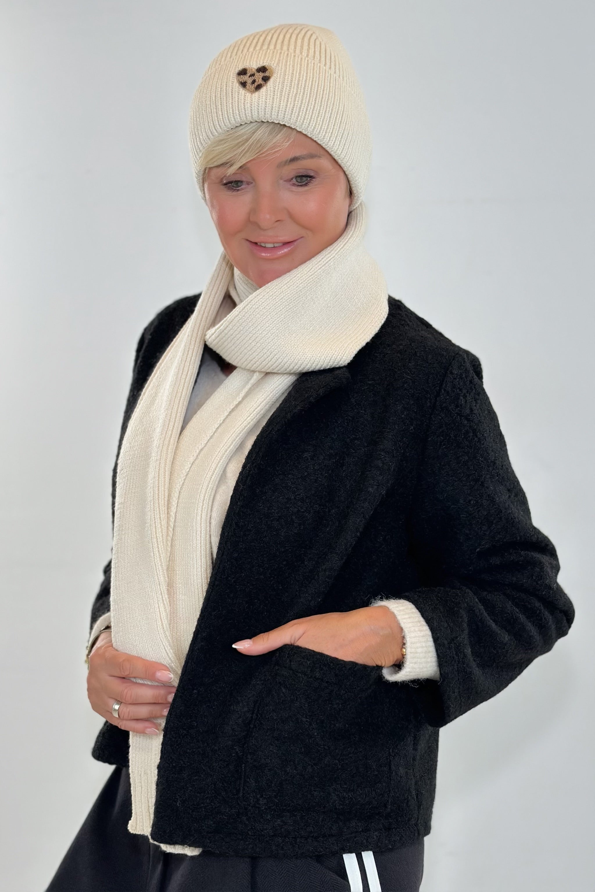 kurze, wollige Jacke, schwarz