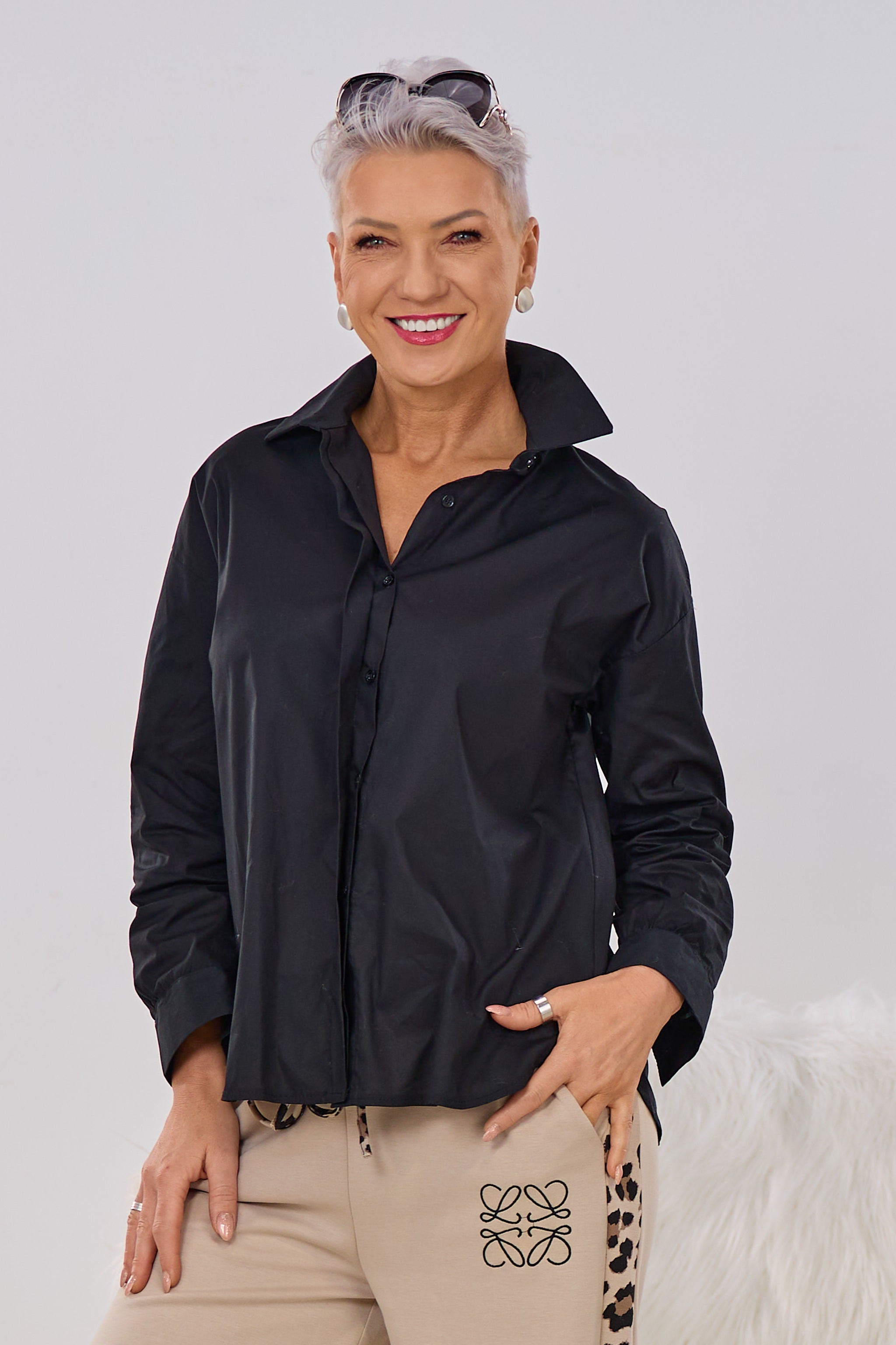 Bluse mit verdeckter Knopfleiste, schwarz