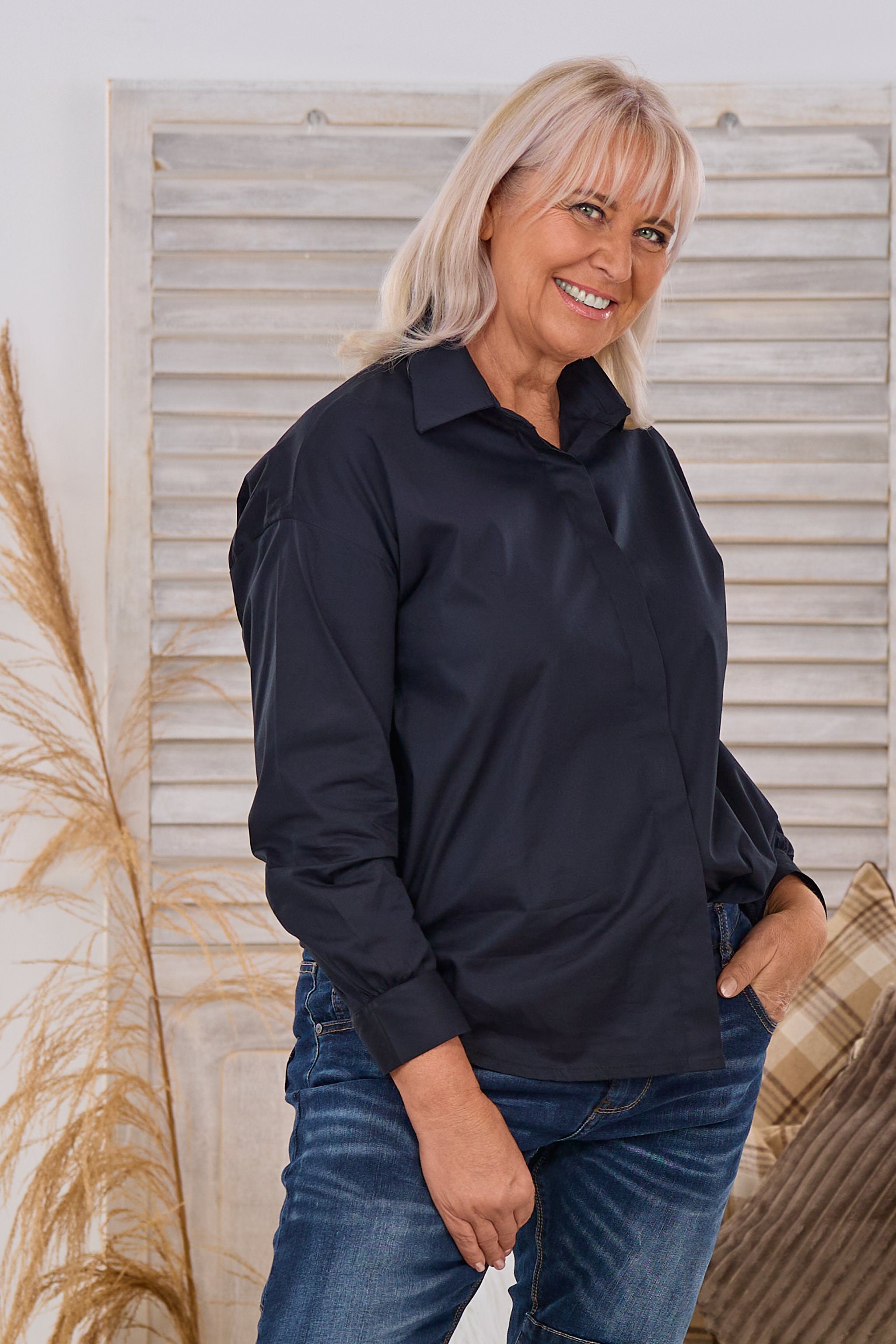 Bluse mit verdeckter Knopfleiste, schwarz