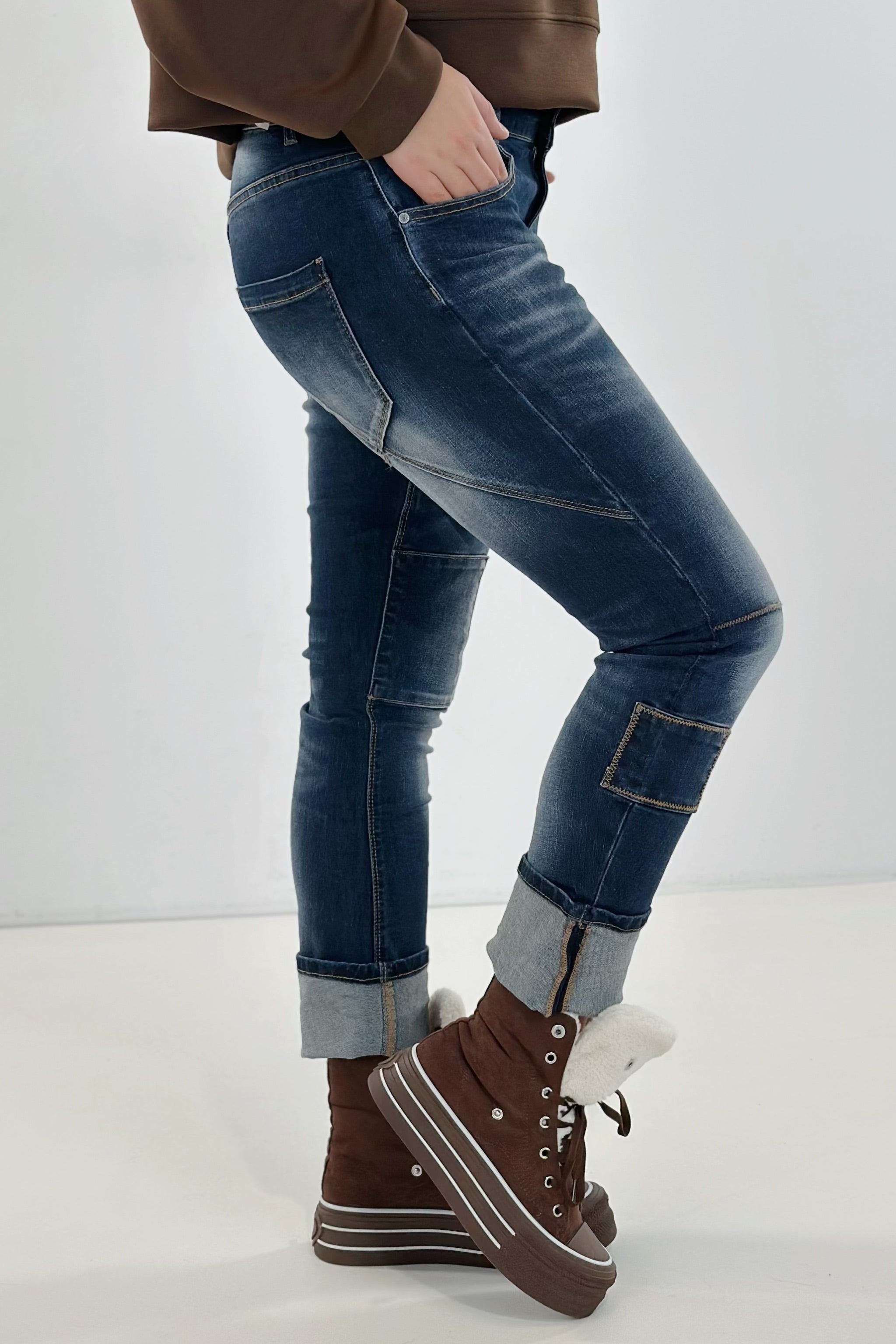 Jeans mit breitem Aufschlag und Patches, dark denim used