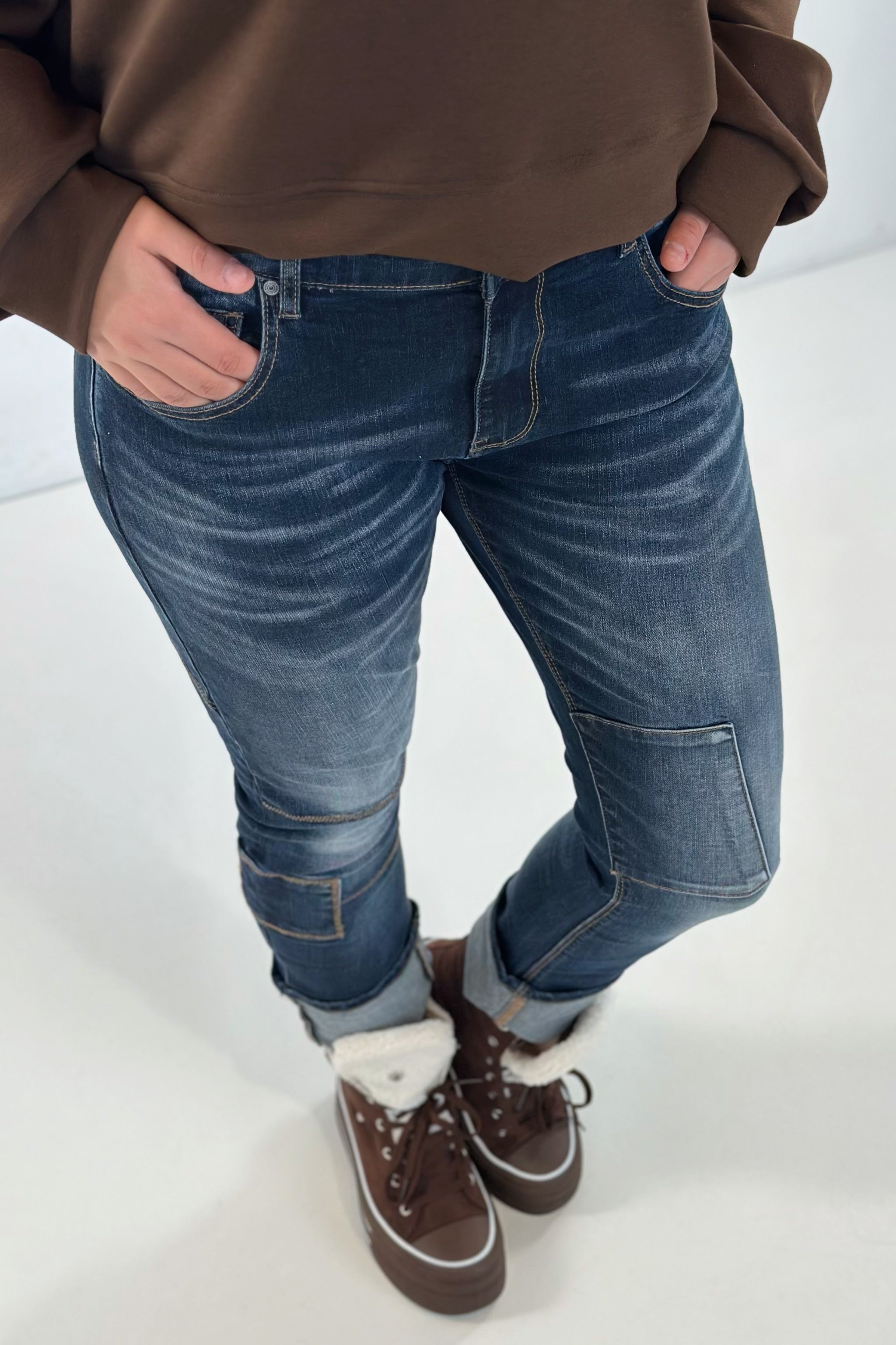 Jeans mit breitem Aufschlag und Patches, dark denim used