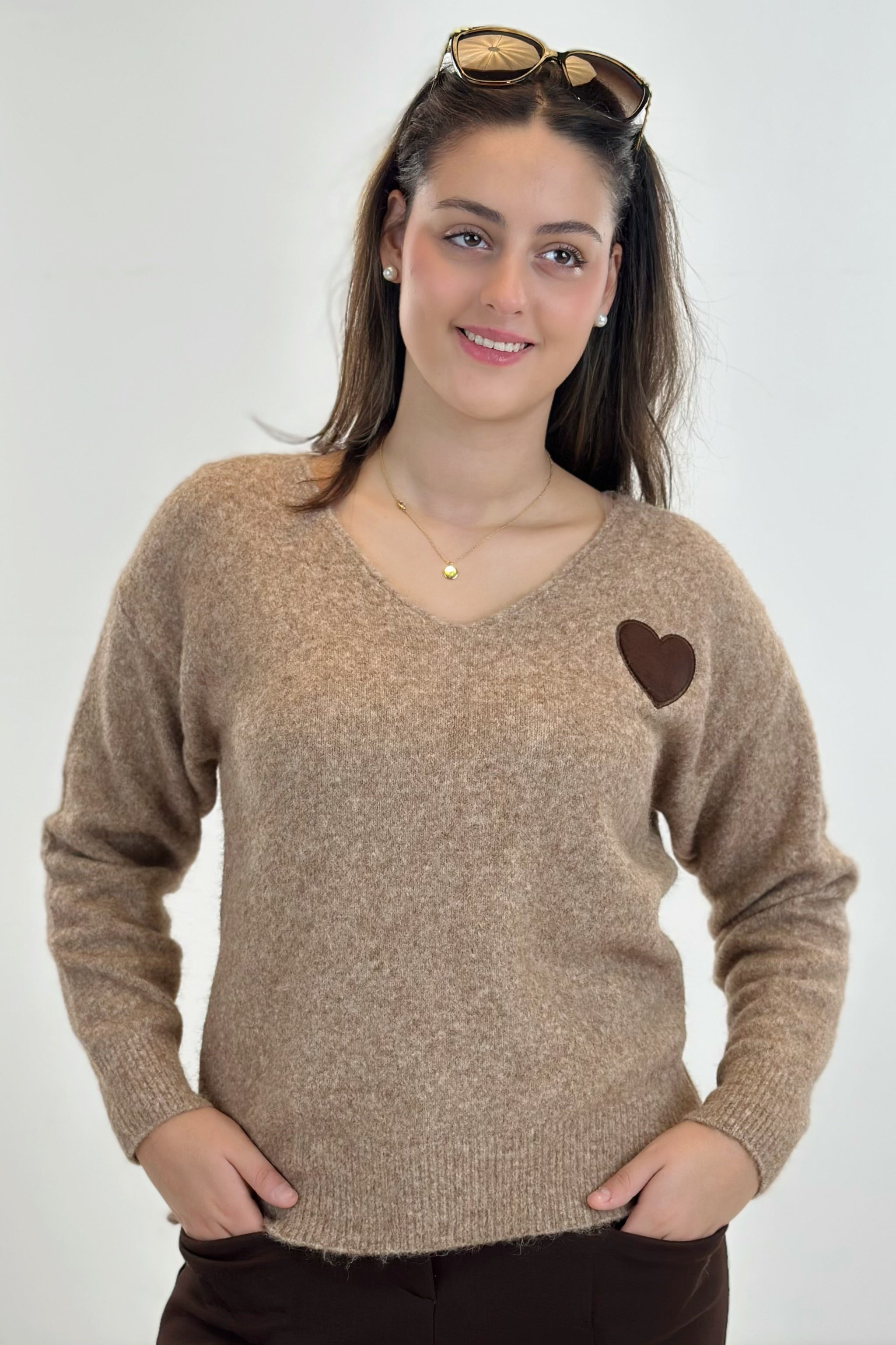 Strickpulli mit V-Ausschnitt und Herz, camel-meliert