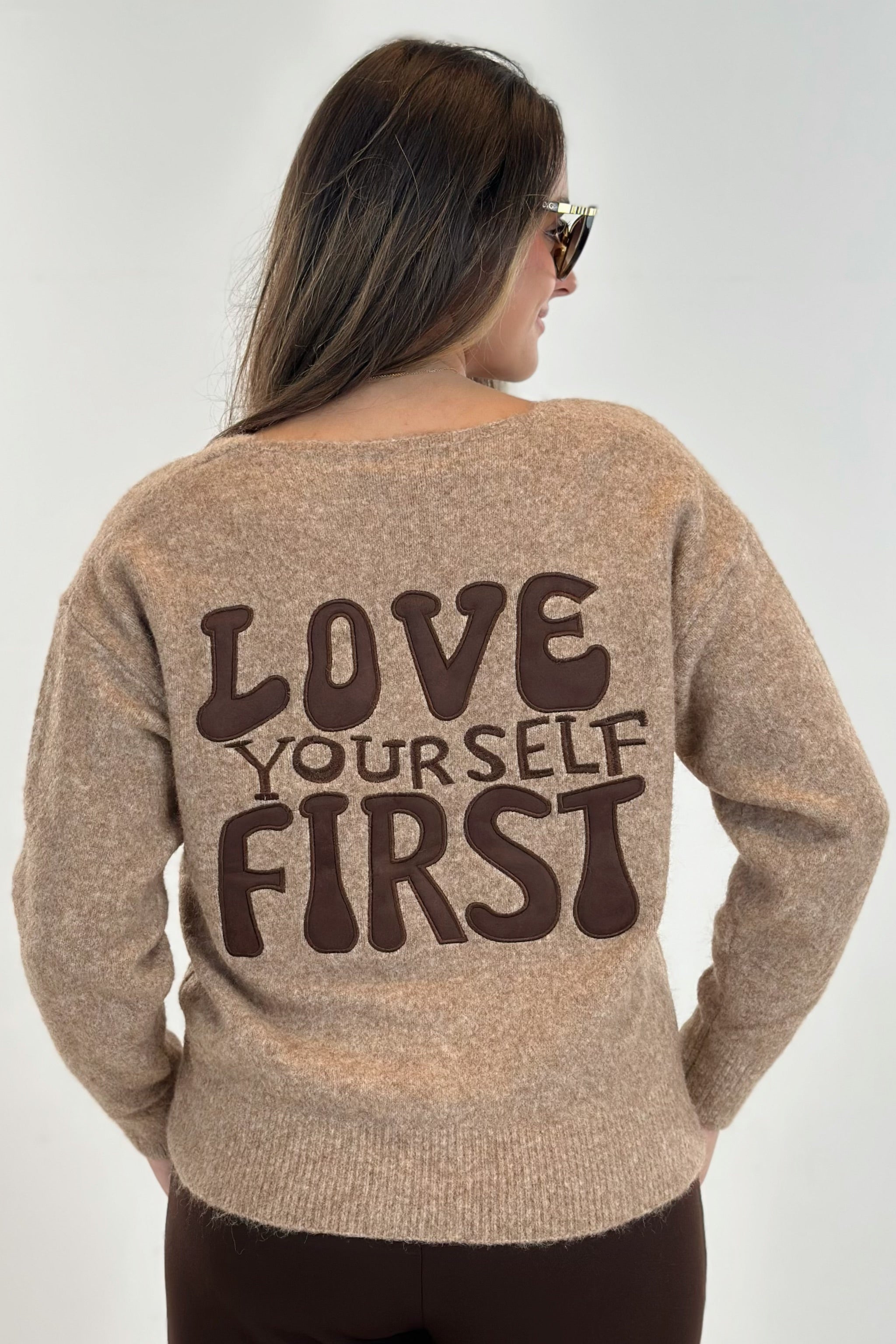 Strickpulli mit V-Ausschnitt und Herz, camel-meliert