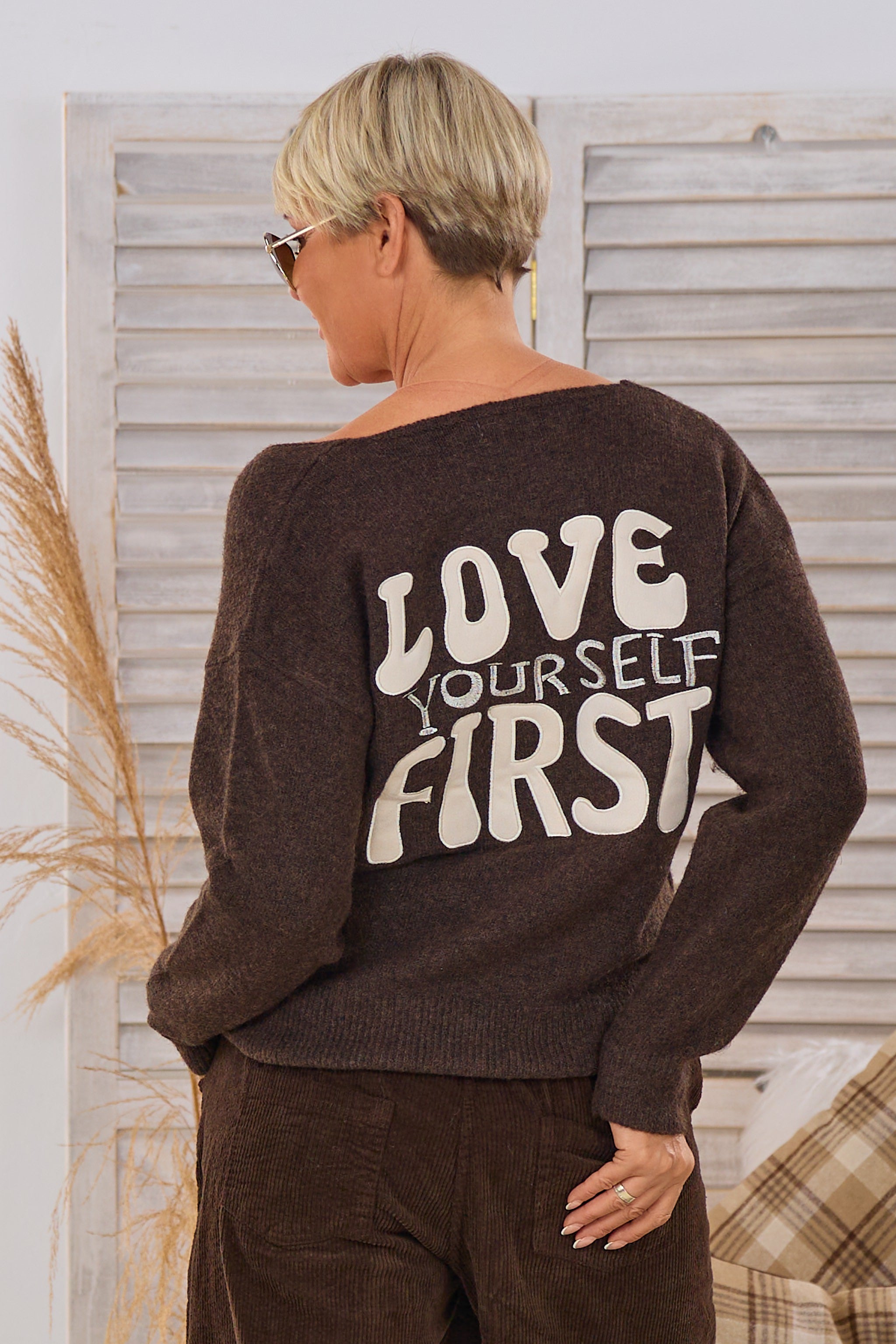 Strickpulli mit V-Ausschnitt und Herz, braun-meliert