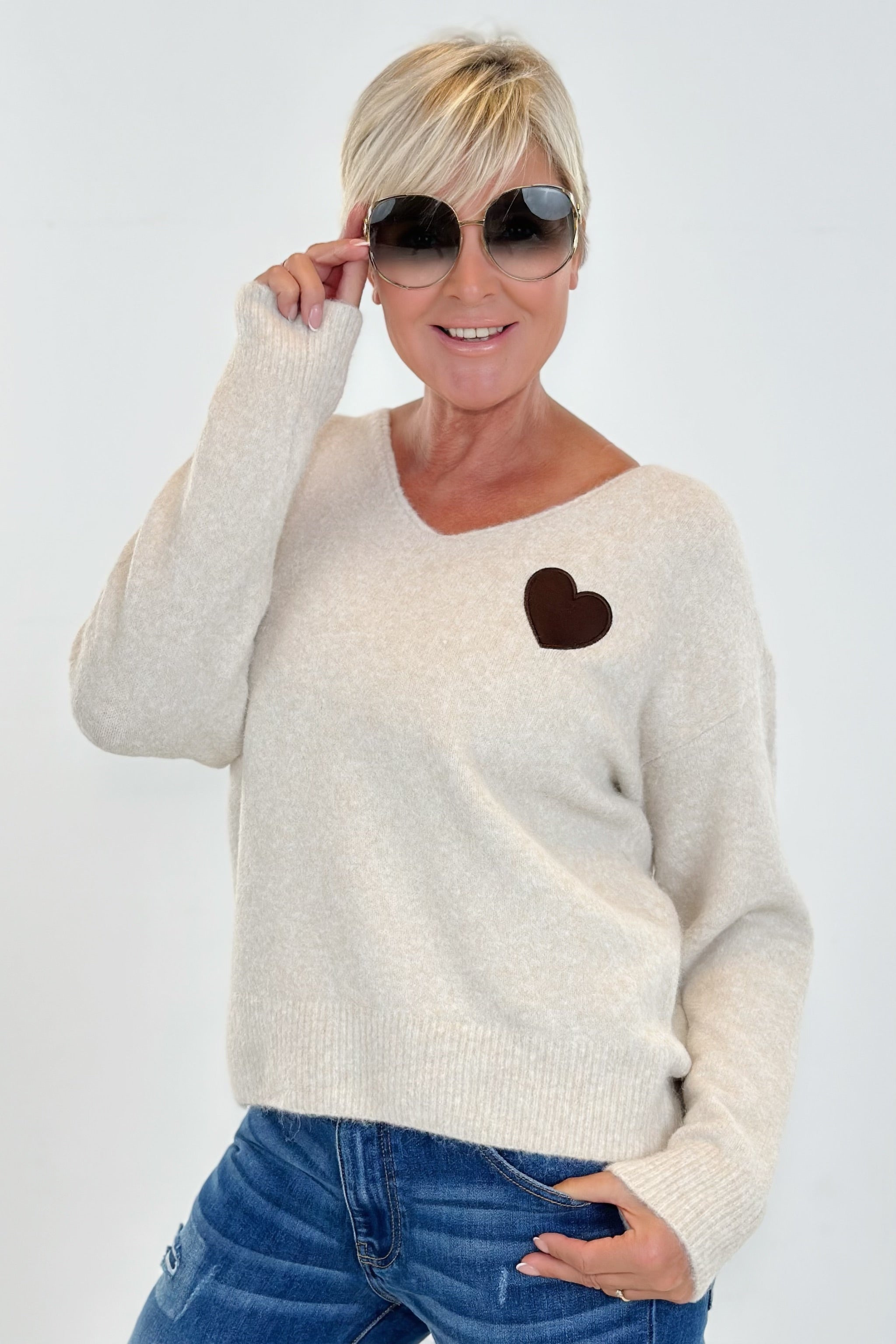 Strickpulli mit V-Ausschnitt und Herz, beige-meliert