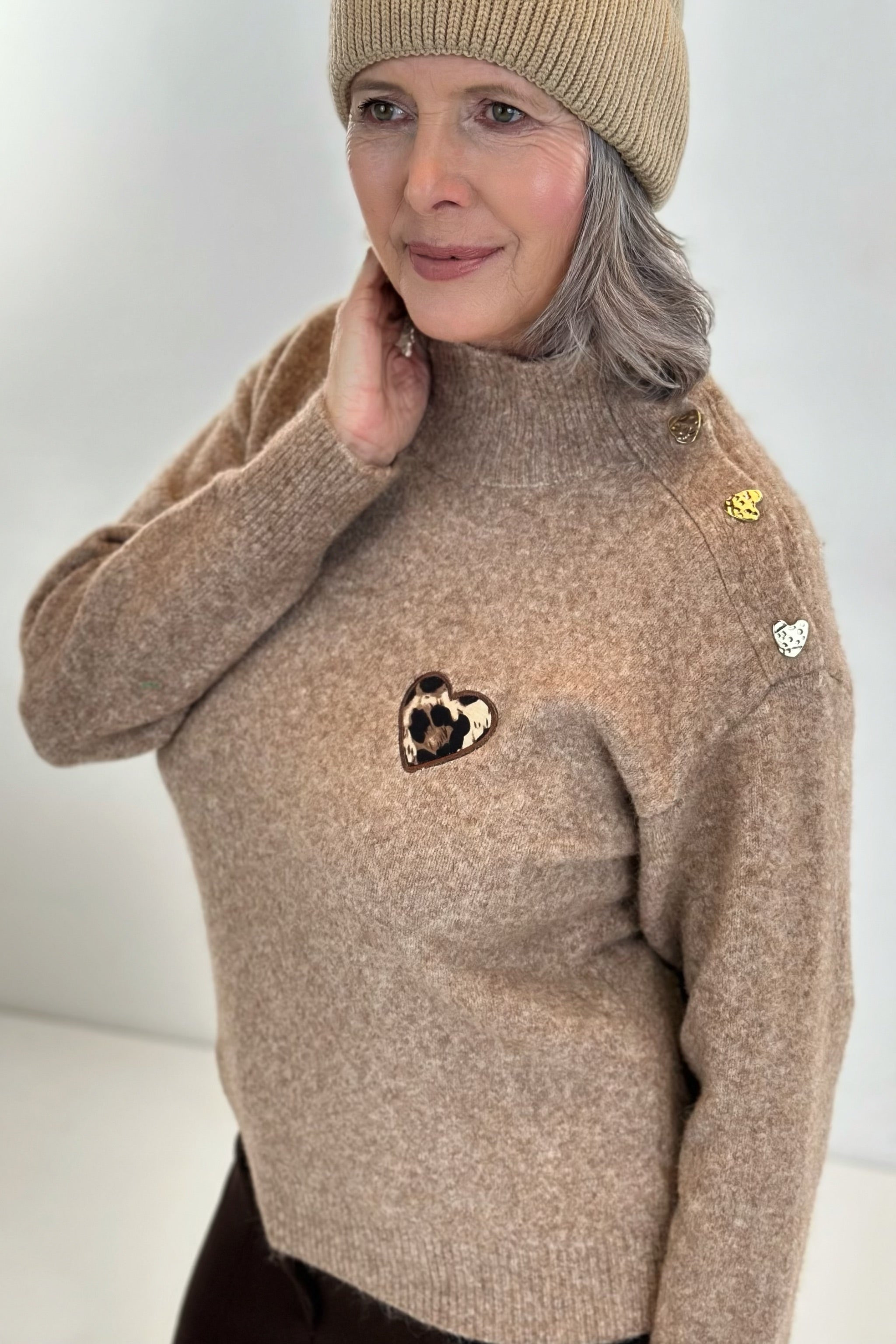 Strickpulli mit Turtleneck und Knöpfen, camel-meliert