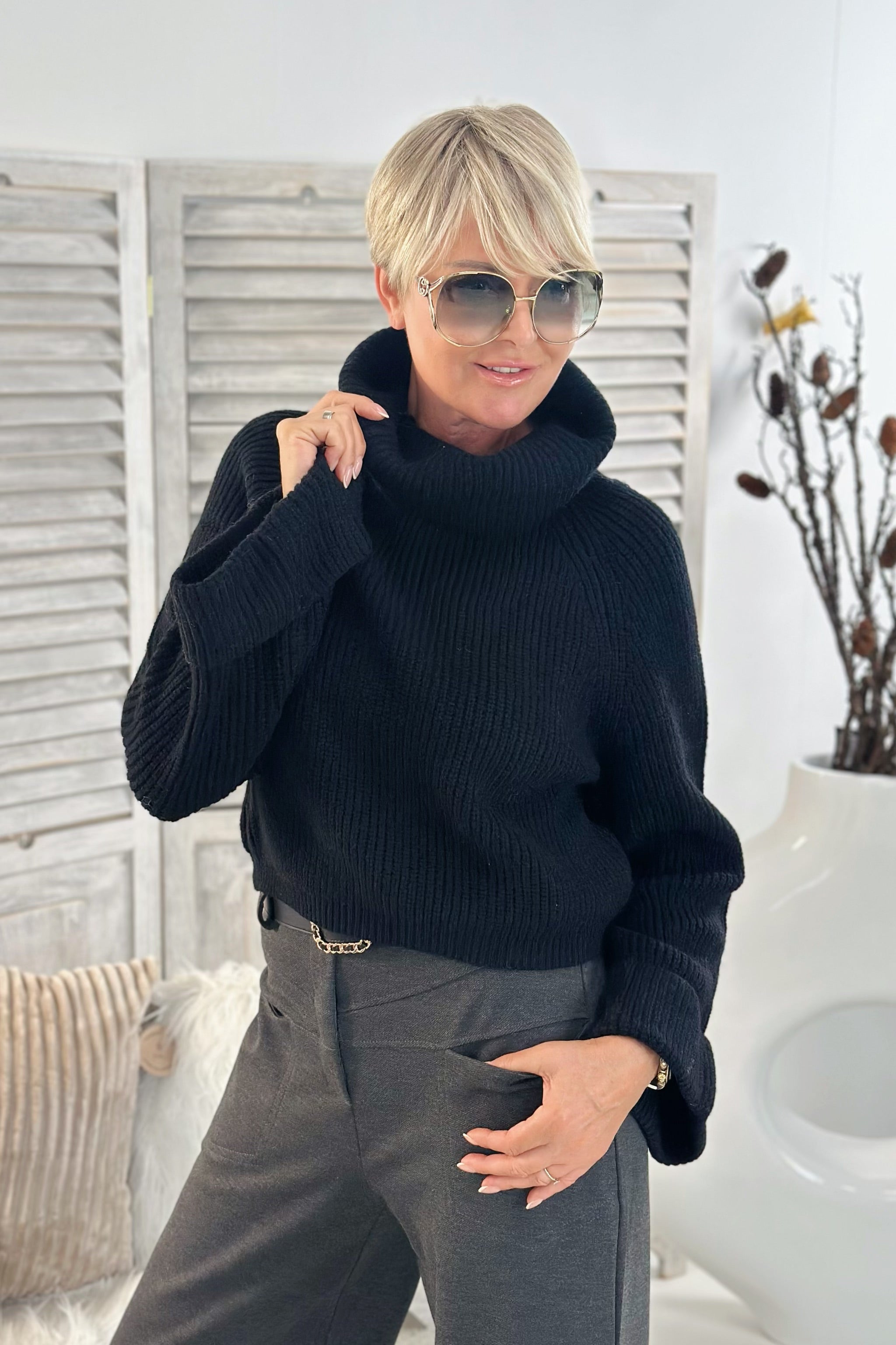 Kurzer Pulli mit weitem Rolli, schwarz