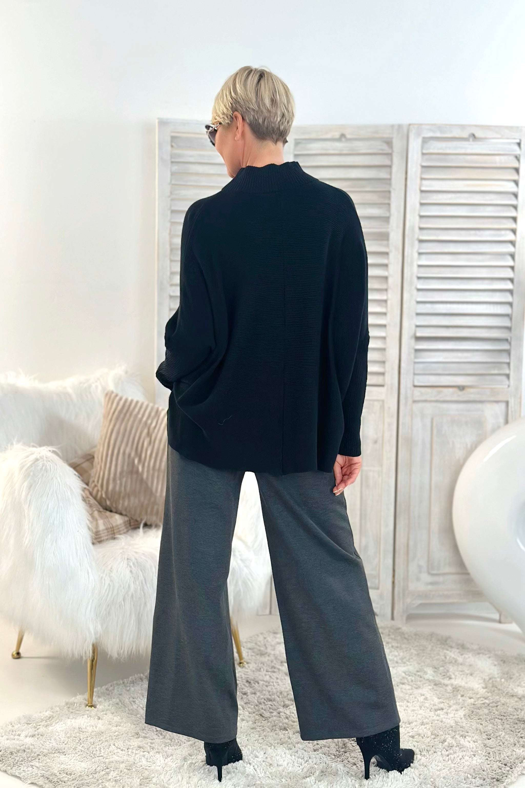 Weiter Pulli mit schmalen Ärmeln, schwarz