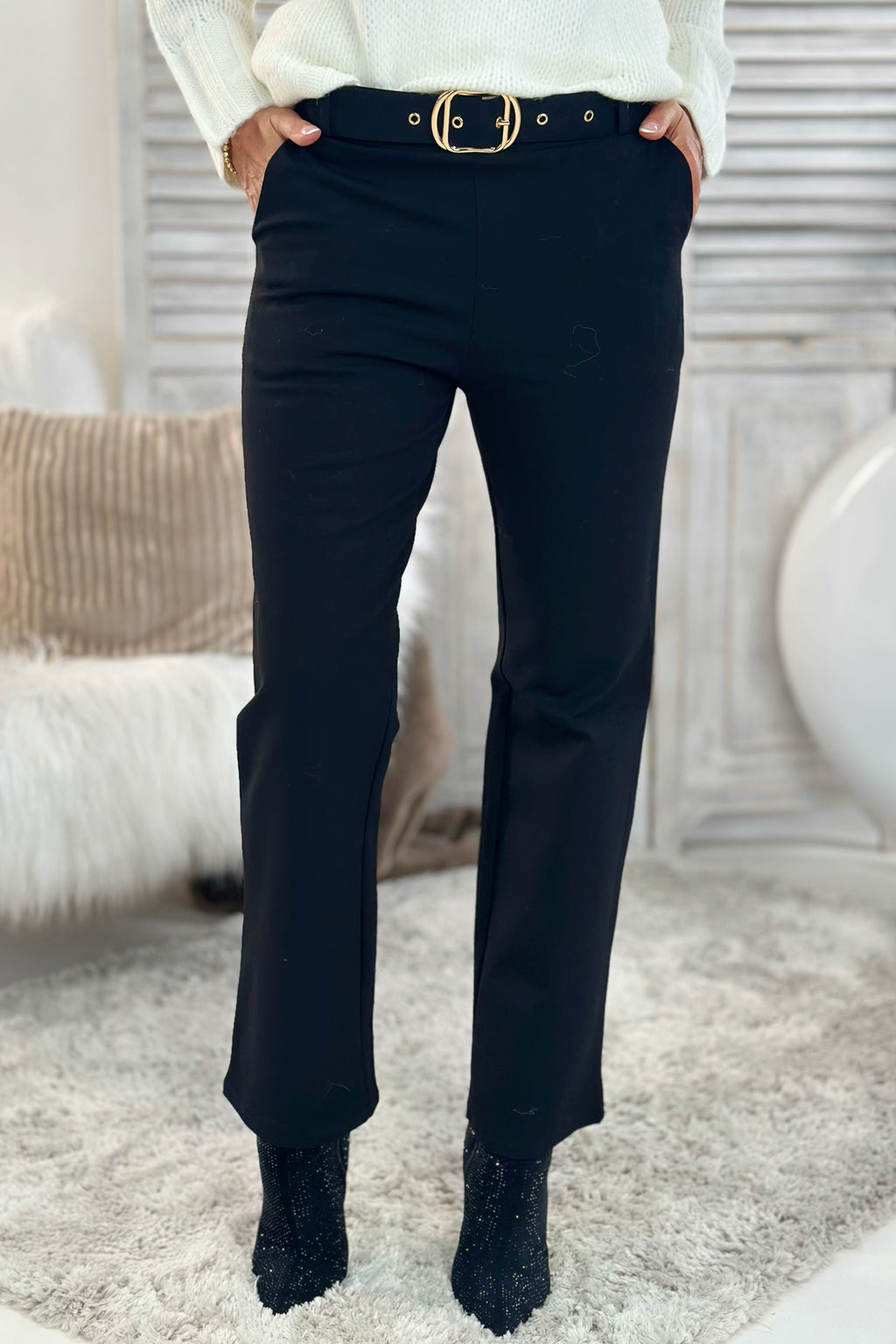 Hose mit geradem Bein und Stoffgürtel, schwarz