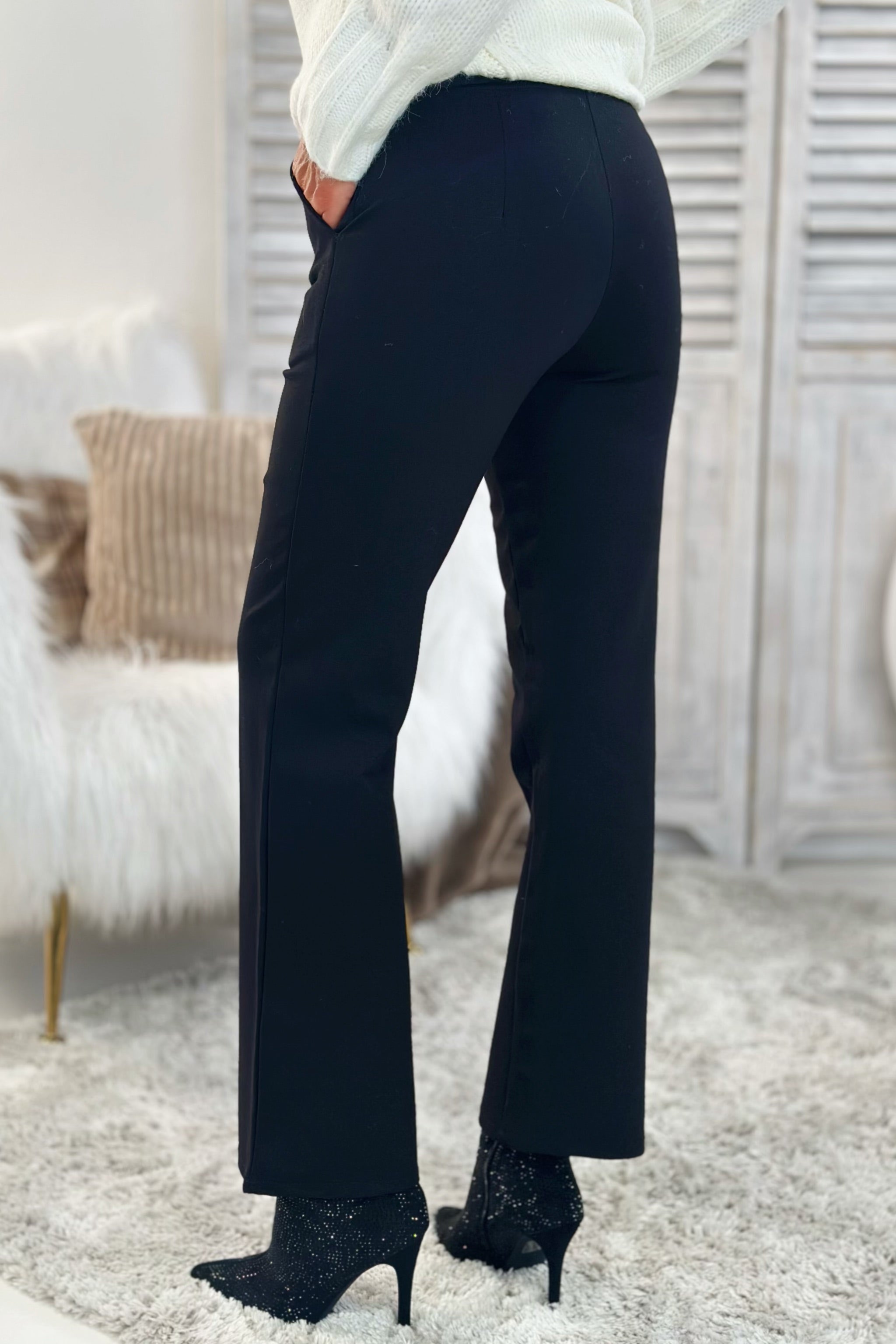 Hose mit geradem Bein und Stoffgürtel, schwarz