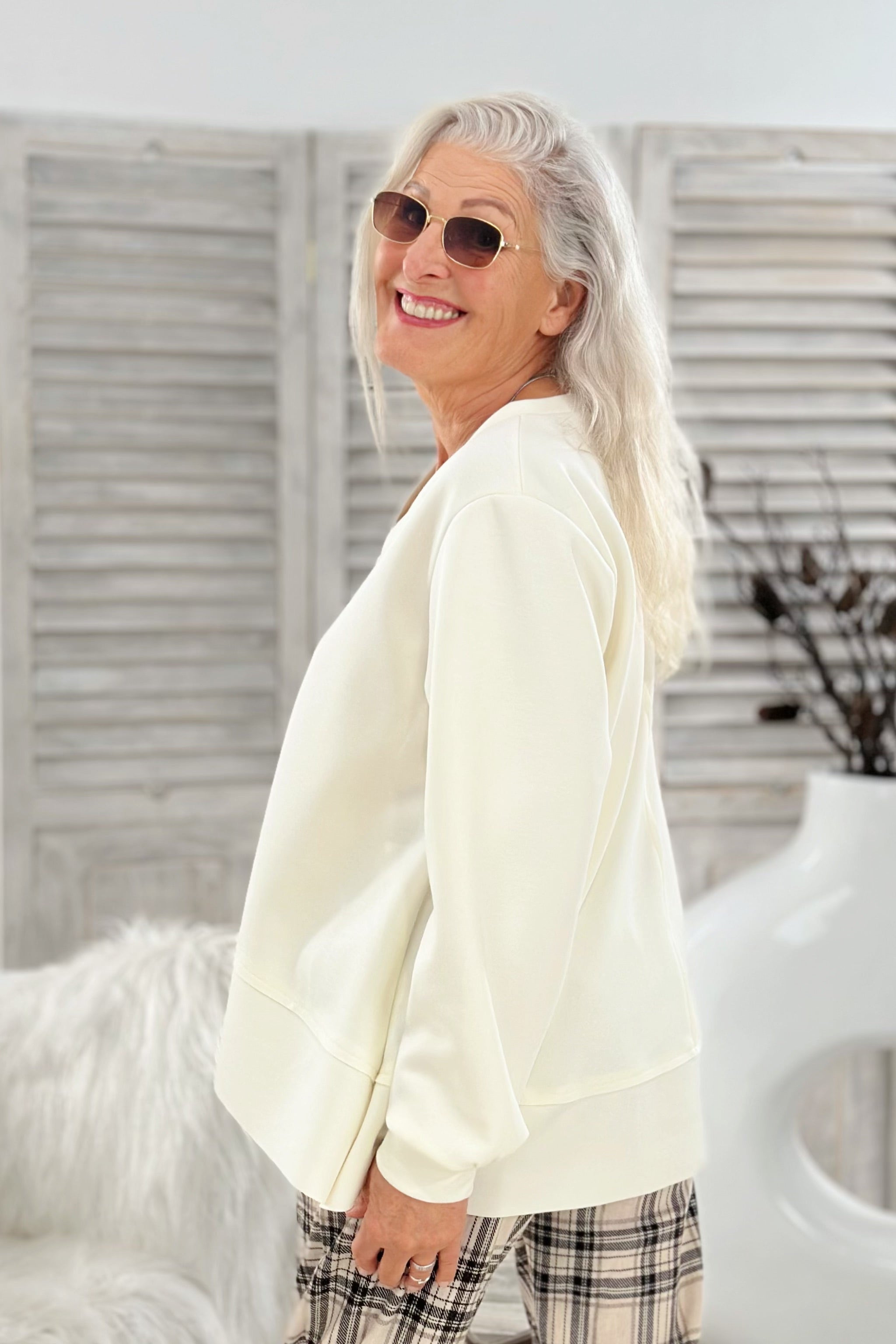 Cozy Basic Shirt mit V-Ausschnitt, creme