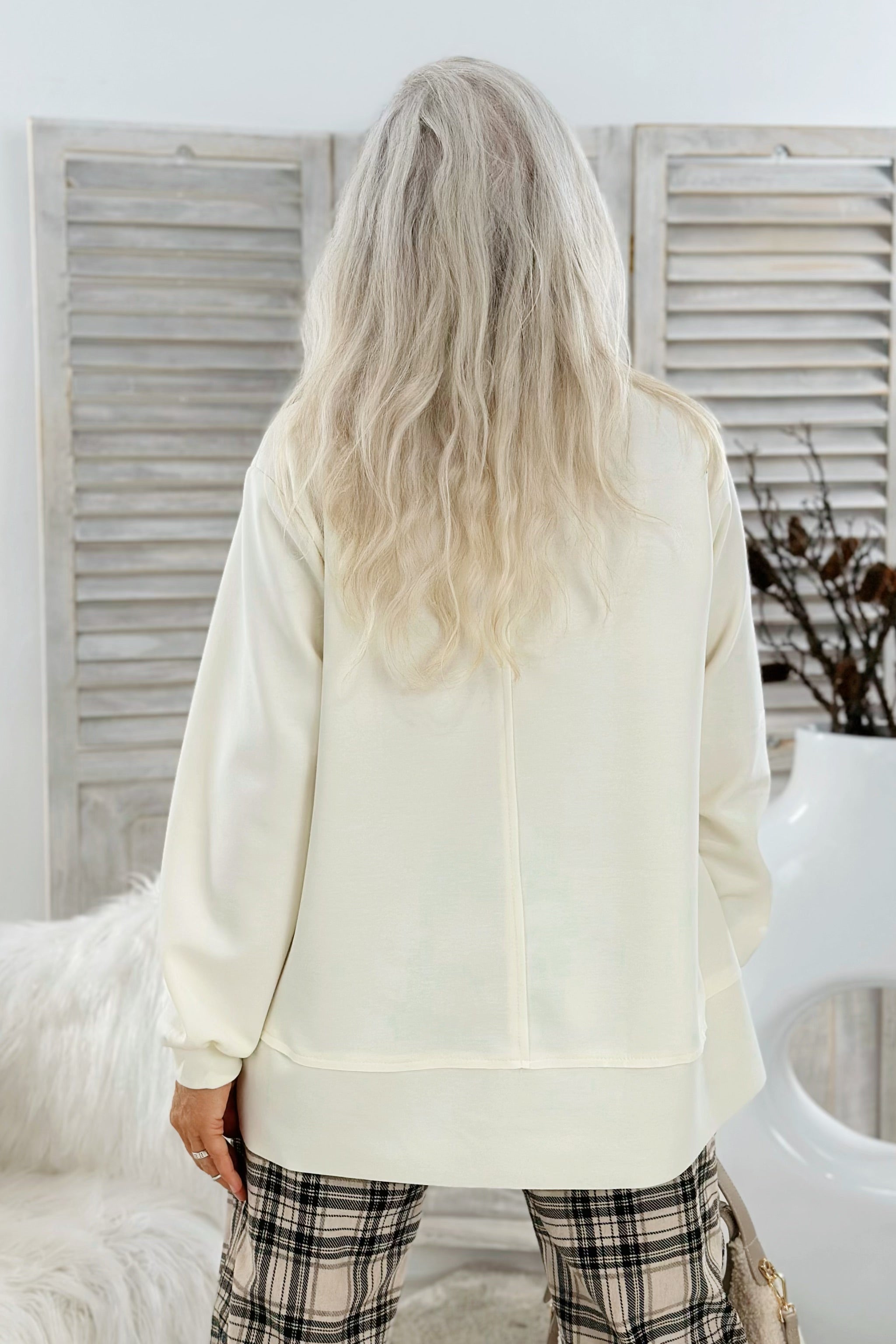 Cozy Basic Shirt mit V-Ausschnitt, creme
