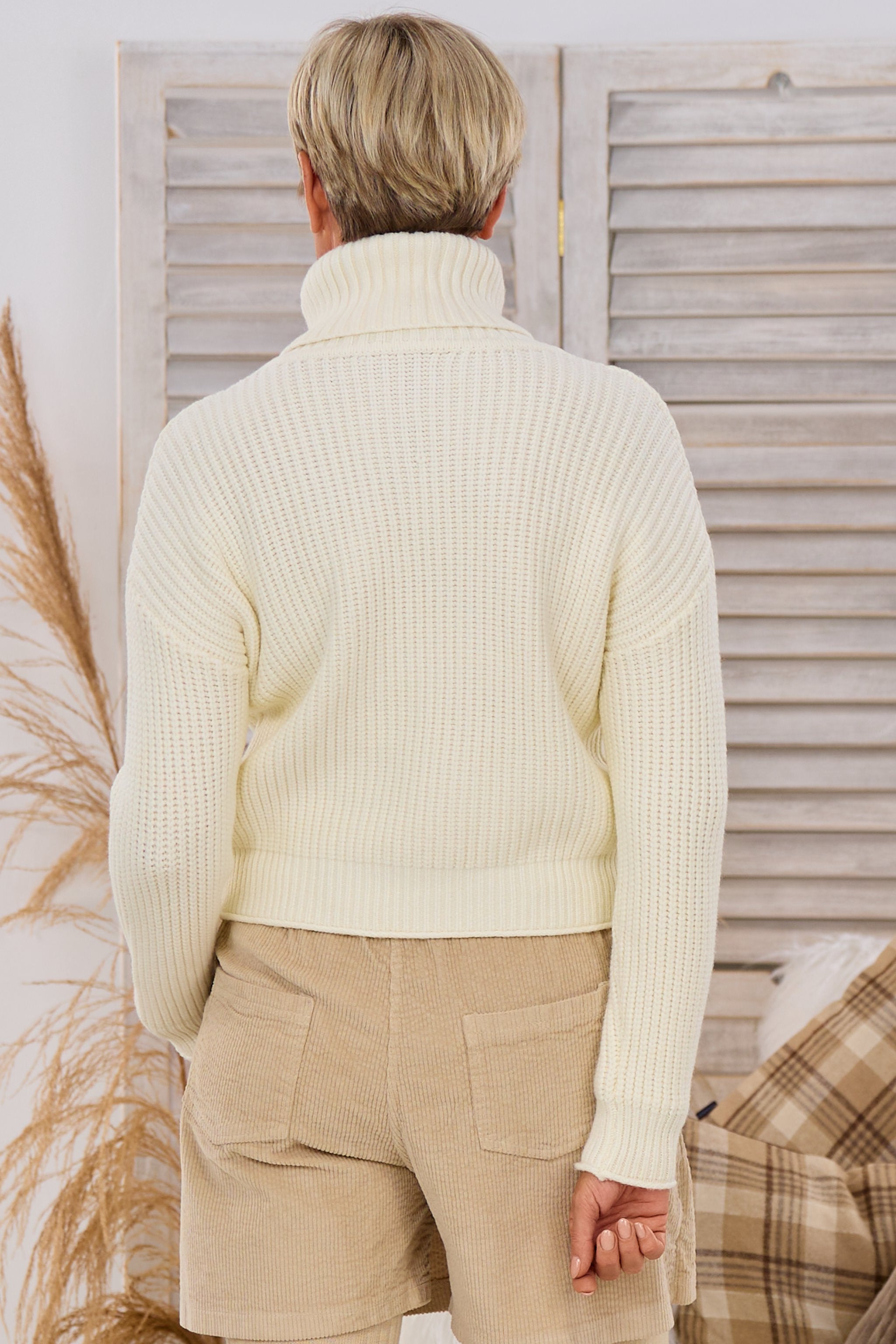 Kurzer Ripp-Pulli mit weitem Rolli, creme