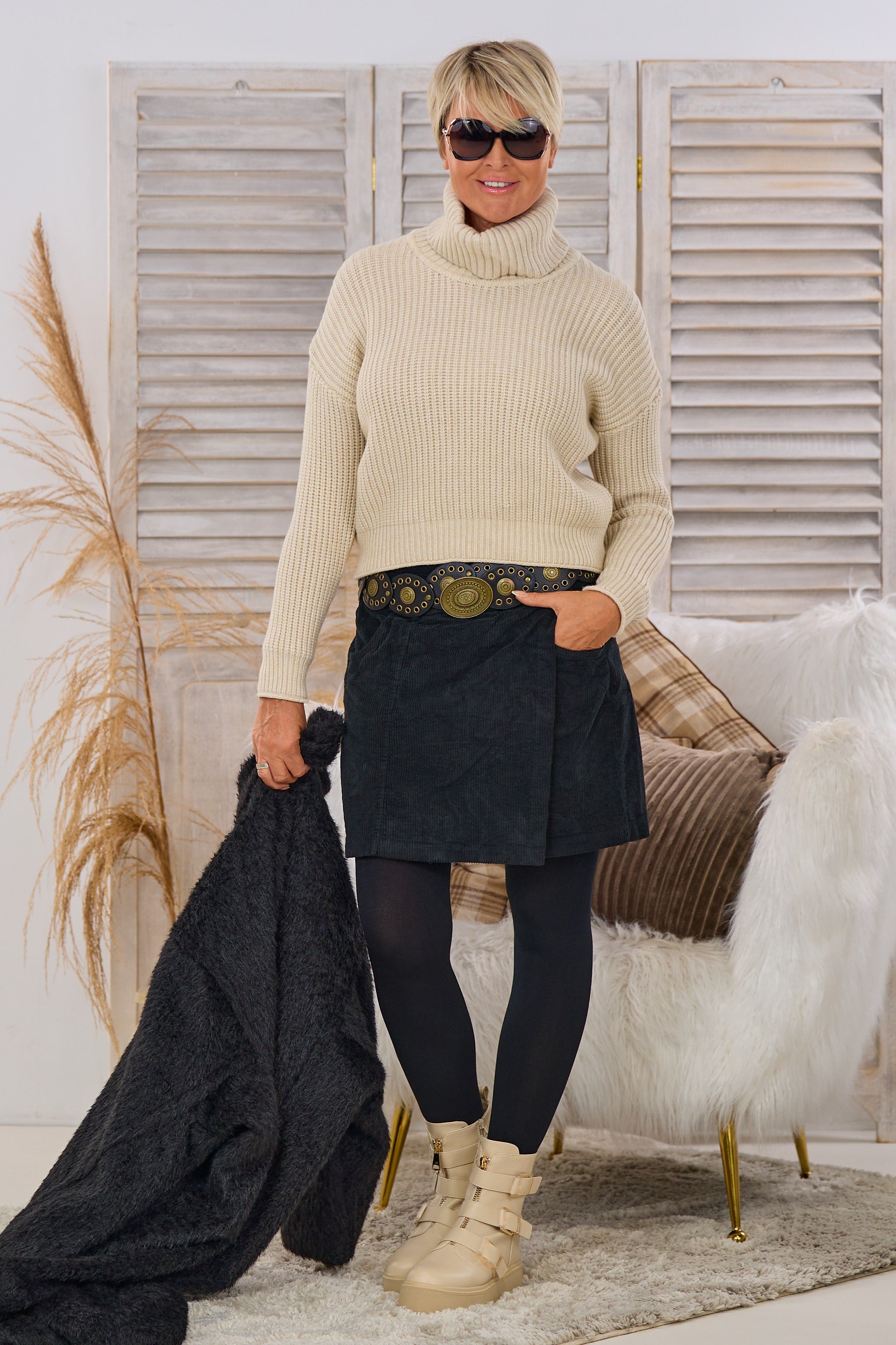 Kurzer Ripp-Pulli mit weitem Rolli, beige